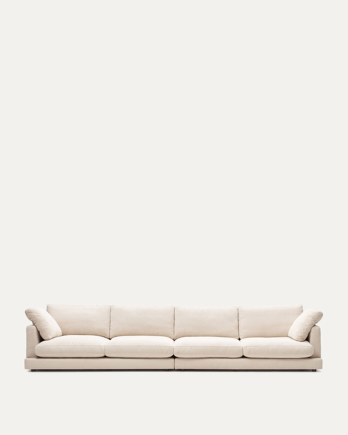 6-Sitzer-Sofa Gala mit beiger Chenille FSC Mix Credit 390 cm in Beige präsentiert im Onlineshop von KAQTU Design AG. 5er Sofa ist von Kave Home