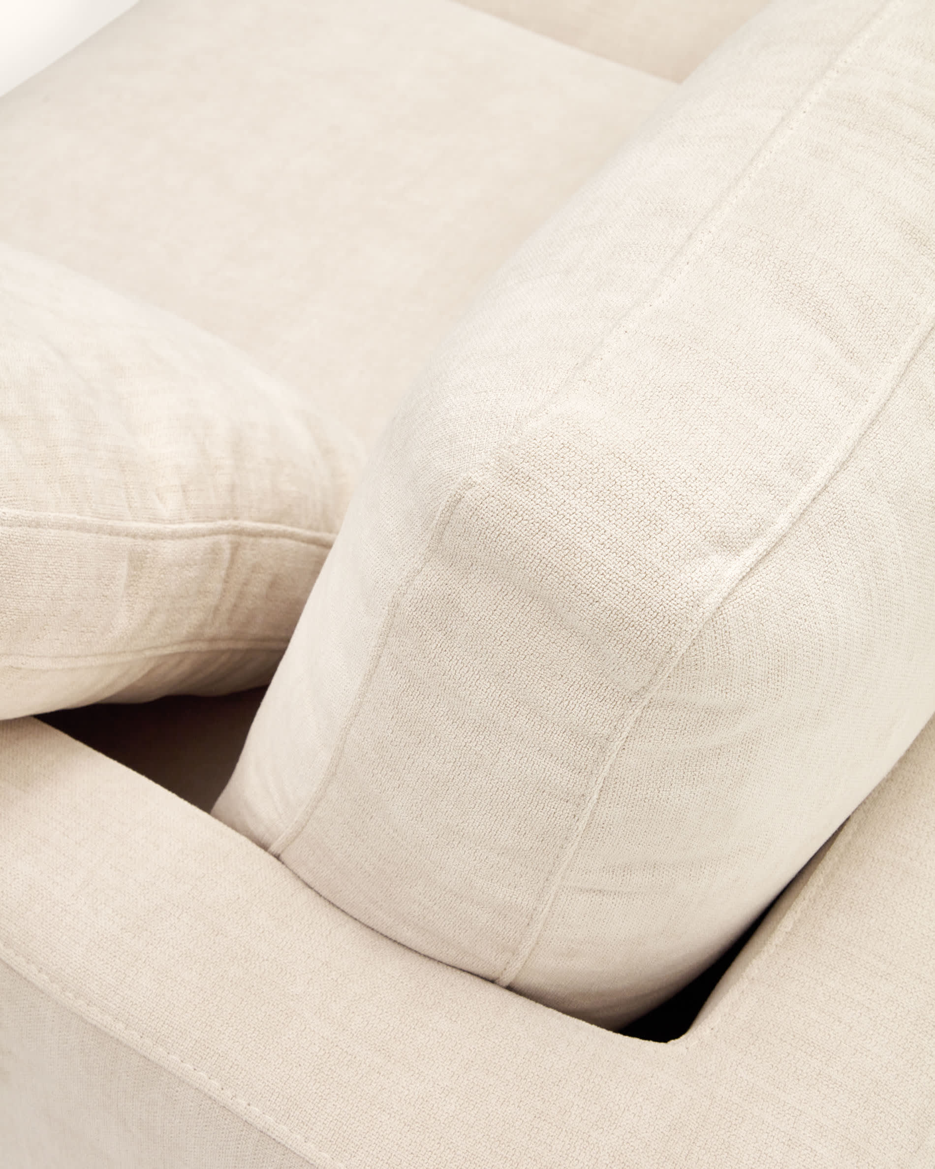Das beige Gala 6-Sitzer-Sofa von Kave Home, 390 cm breit, kombiniert modernes Design mit großzügigem Komfort.
