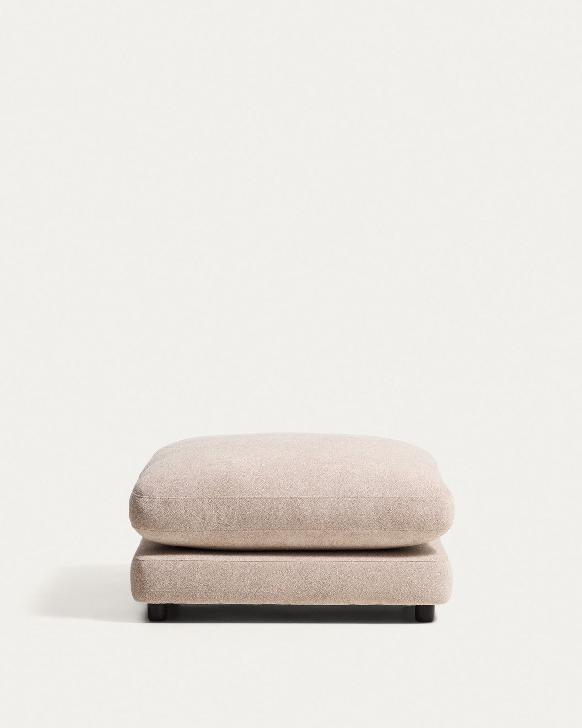 Fussablage Gala aus beigem Microbouclé, FSC Mix Credit, 90 x 90 cm in Beige präsentiert im Onlineshop von KAQTU Design AG. Pouf ist von Kave Home