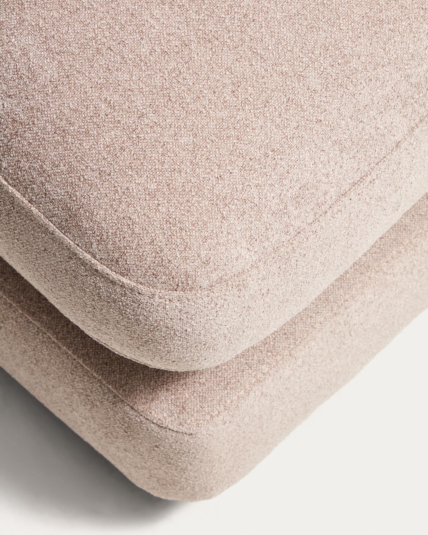 Fussablage Gala aus beigem Microbouclé, FSC Mix Credit, 90 x 90 cm in Beige präsentiert im Onlineshop von KAQTU Design AG. Pouf ist von Kave Home