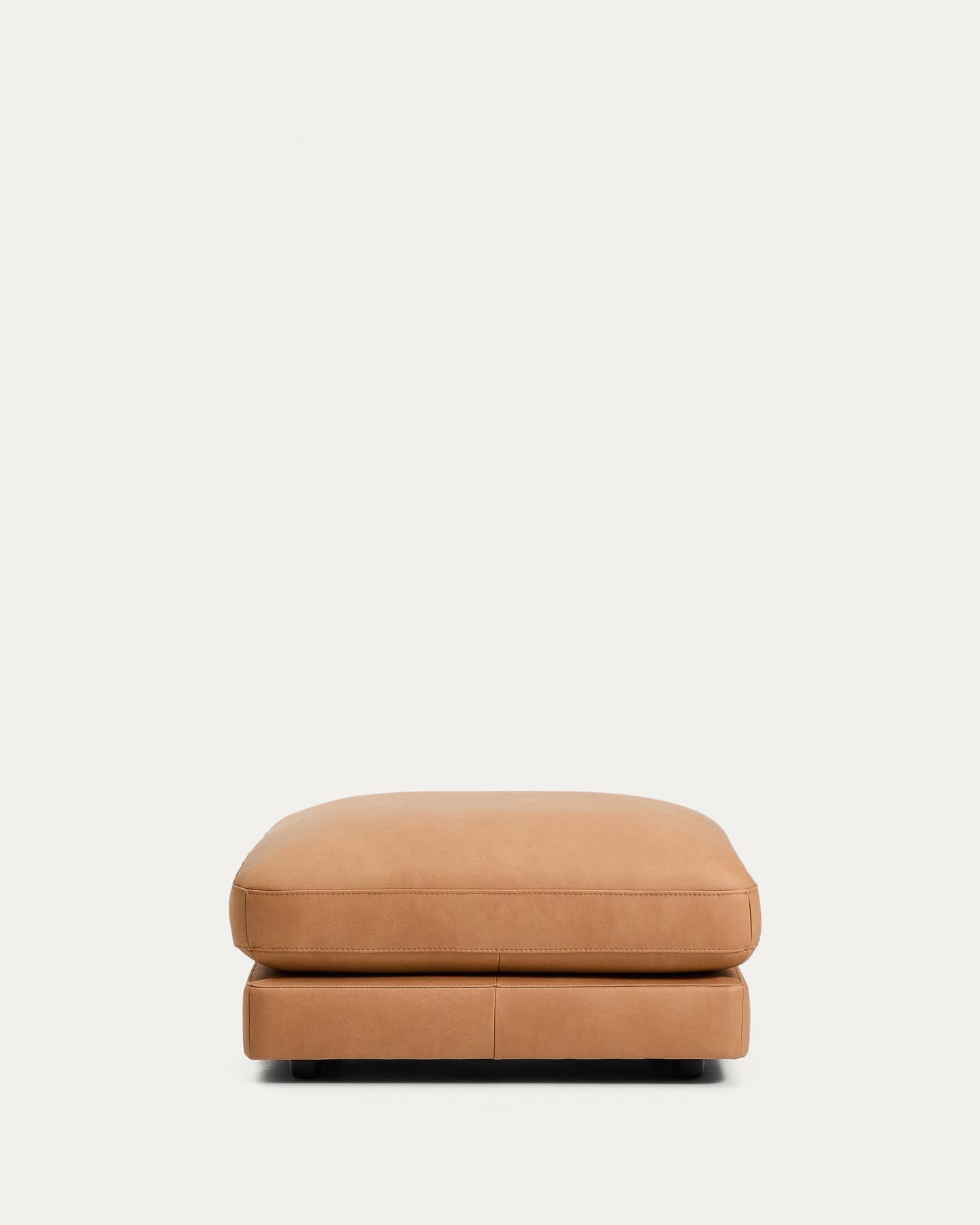 Fußablage Gala in braunem Leder, 90 x 90 cm in Braun präsentiert im Onlineshop von KAQTU Design AG. Pouf ist von Kave Home