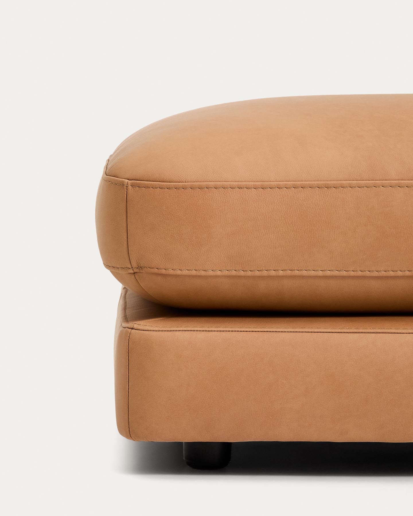 Fußablage Gala in braunem Leder, 90 x 90 cm in Braun präsentiert im Onlineshop von KAQTU Design AG. Pouf ist von Kave Home