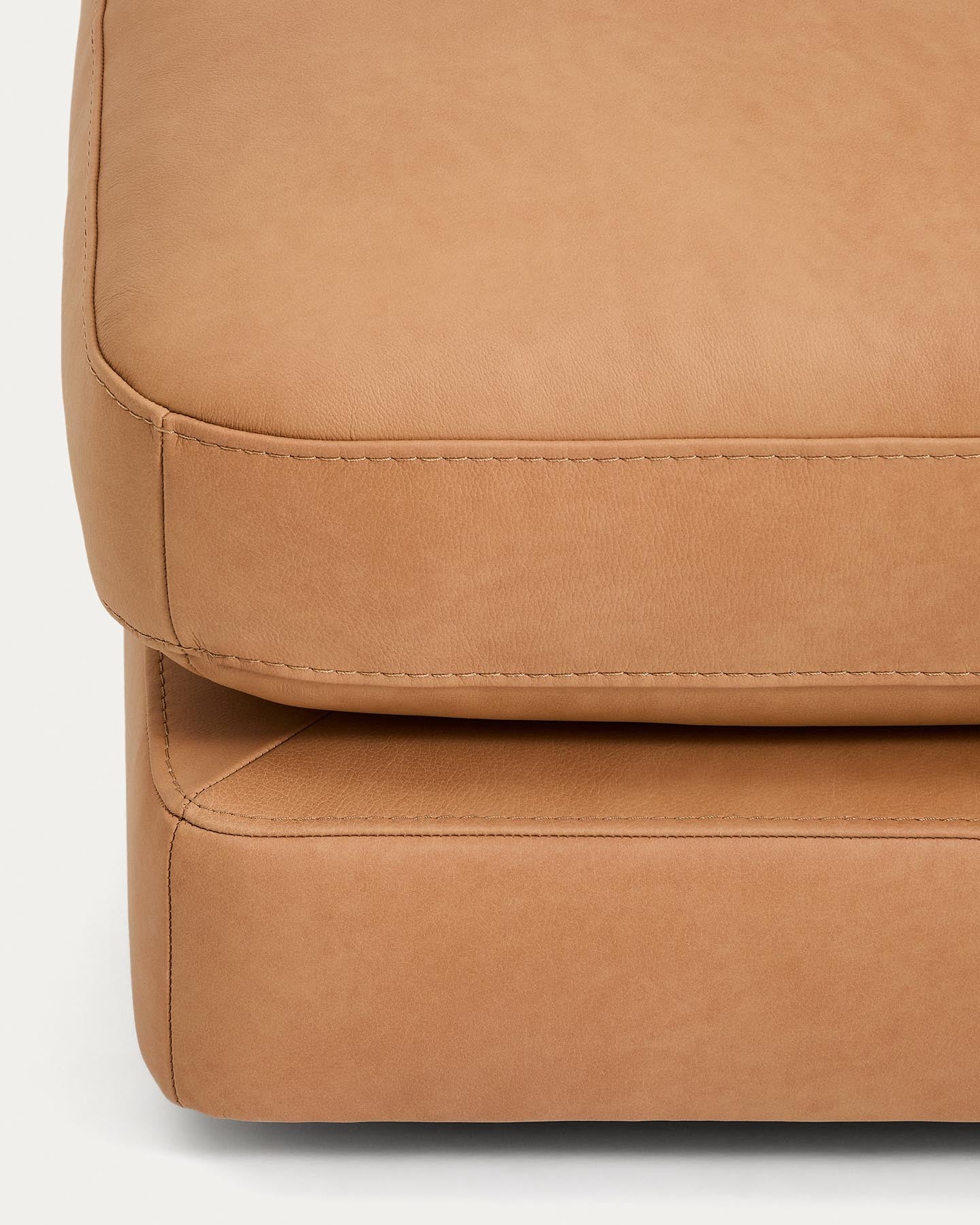 Fußablage Gala in braunem Leder, 90 x 90 cm in Braun präsentiert im Onlineshop von KAQTU Design AG. Pouf ist von Kave Home