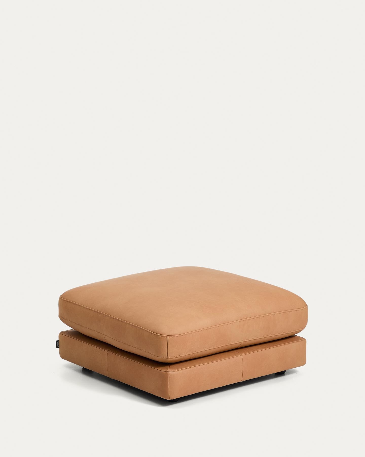 Fußablage Gala in braunem Leder, 90 x 90 cm in Braun präsentiert im Onlineshop von KAQTU Design AG. Pouf ist von Kave Home