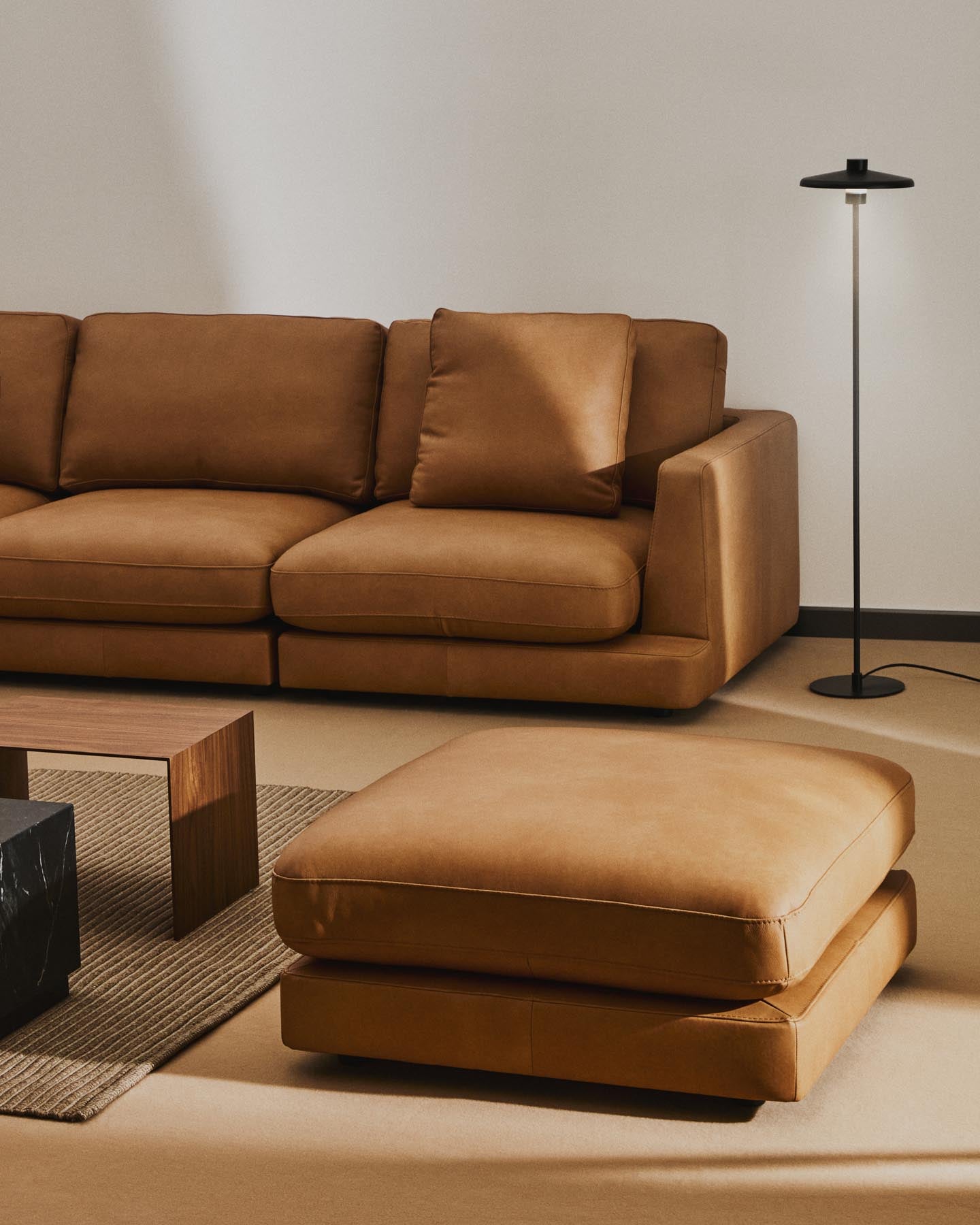 Fußablage Gala in braunem Leder, 90 x 90 cm in Braun präsentiert im Onlineshop von KAQTU Design AG. Pouf ist von Kave Home