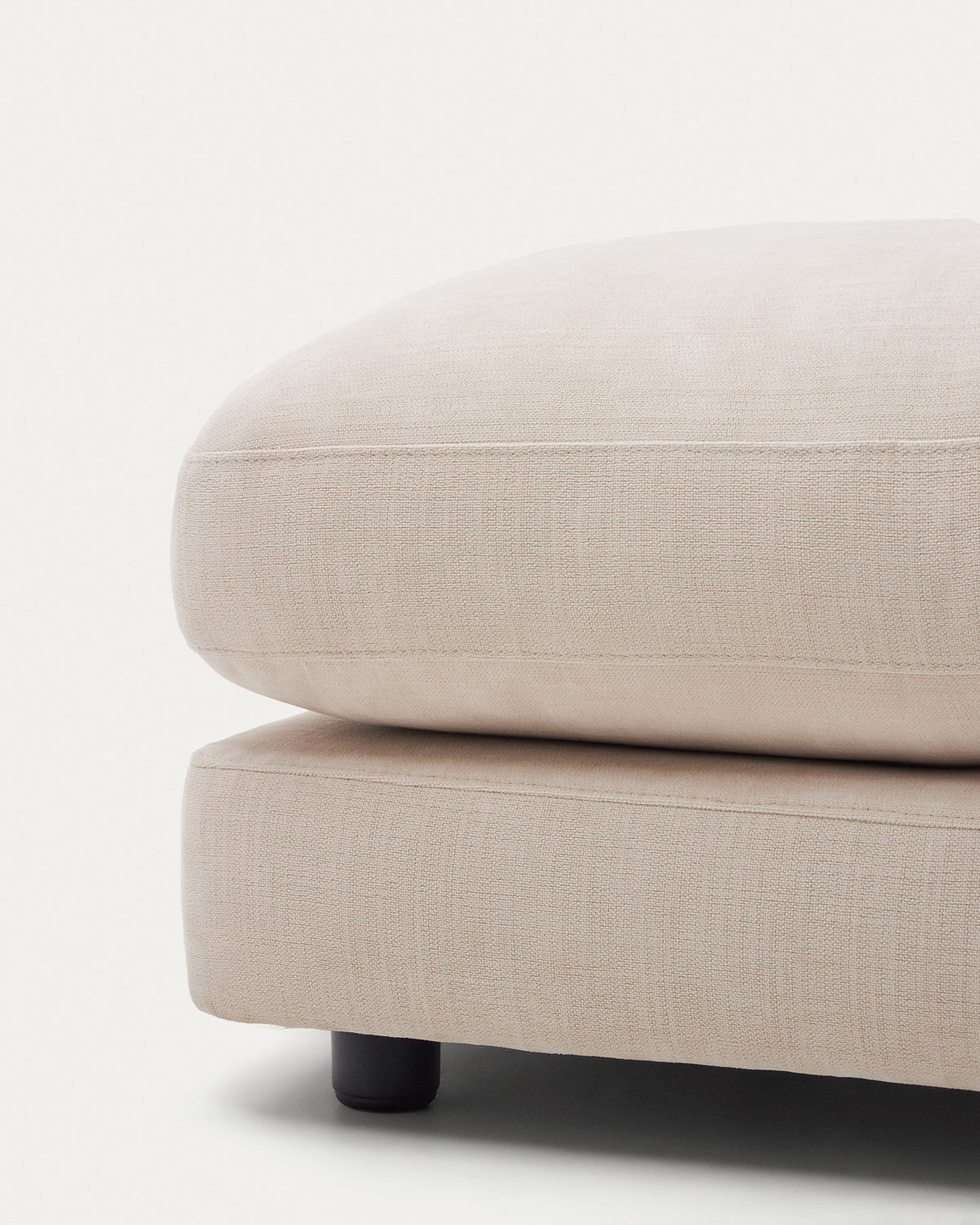 Fussablage Gala mit beiger Chenille FSC Mix Credit 90 x 90 cm in Beige präsentiert im Onlineshop von KAQTU Design AG. Pouf ist von Kave Home