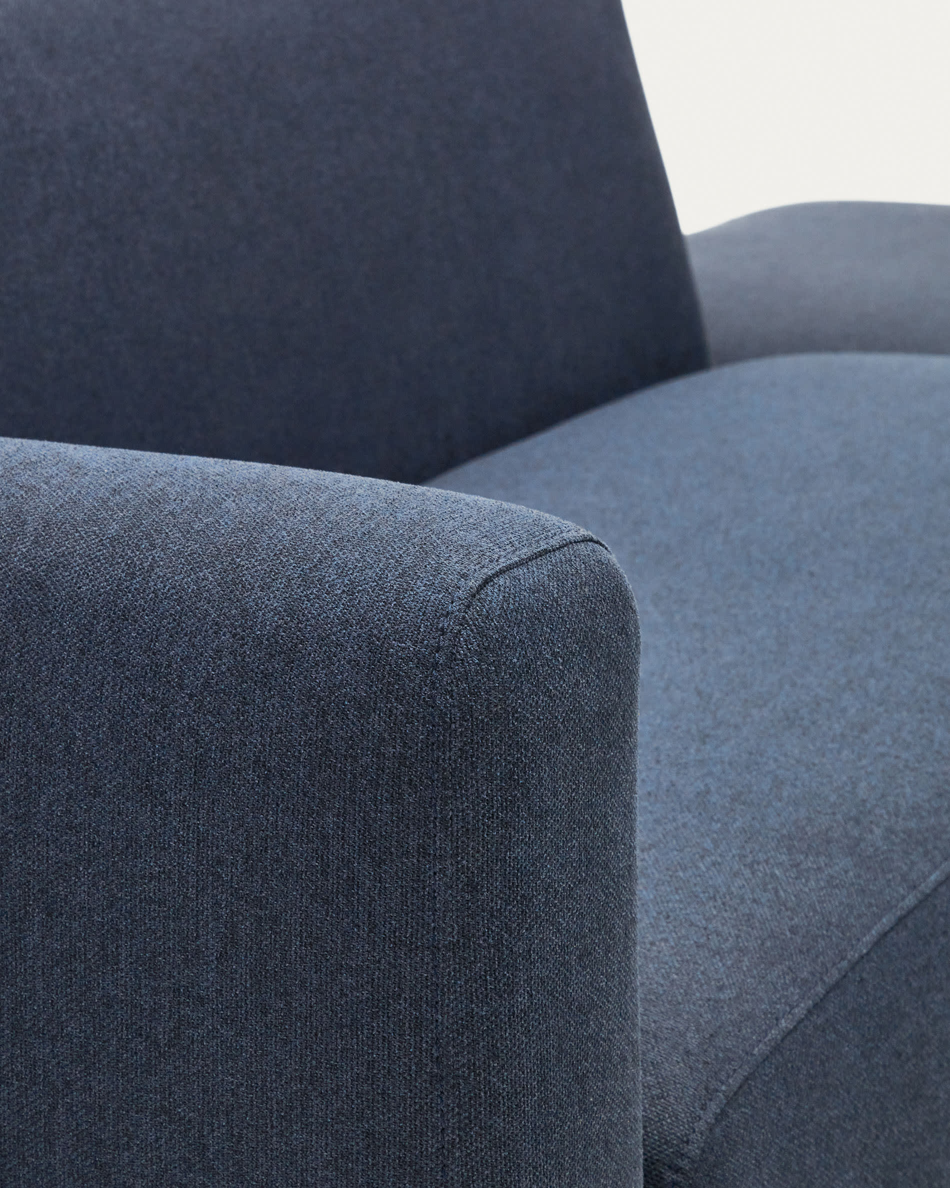 Elegantes 2-Sitzer-Sofa in Blau, 244 cm, mit Randmodul. Modular, nachhaltig und modern von Kave Home.