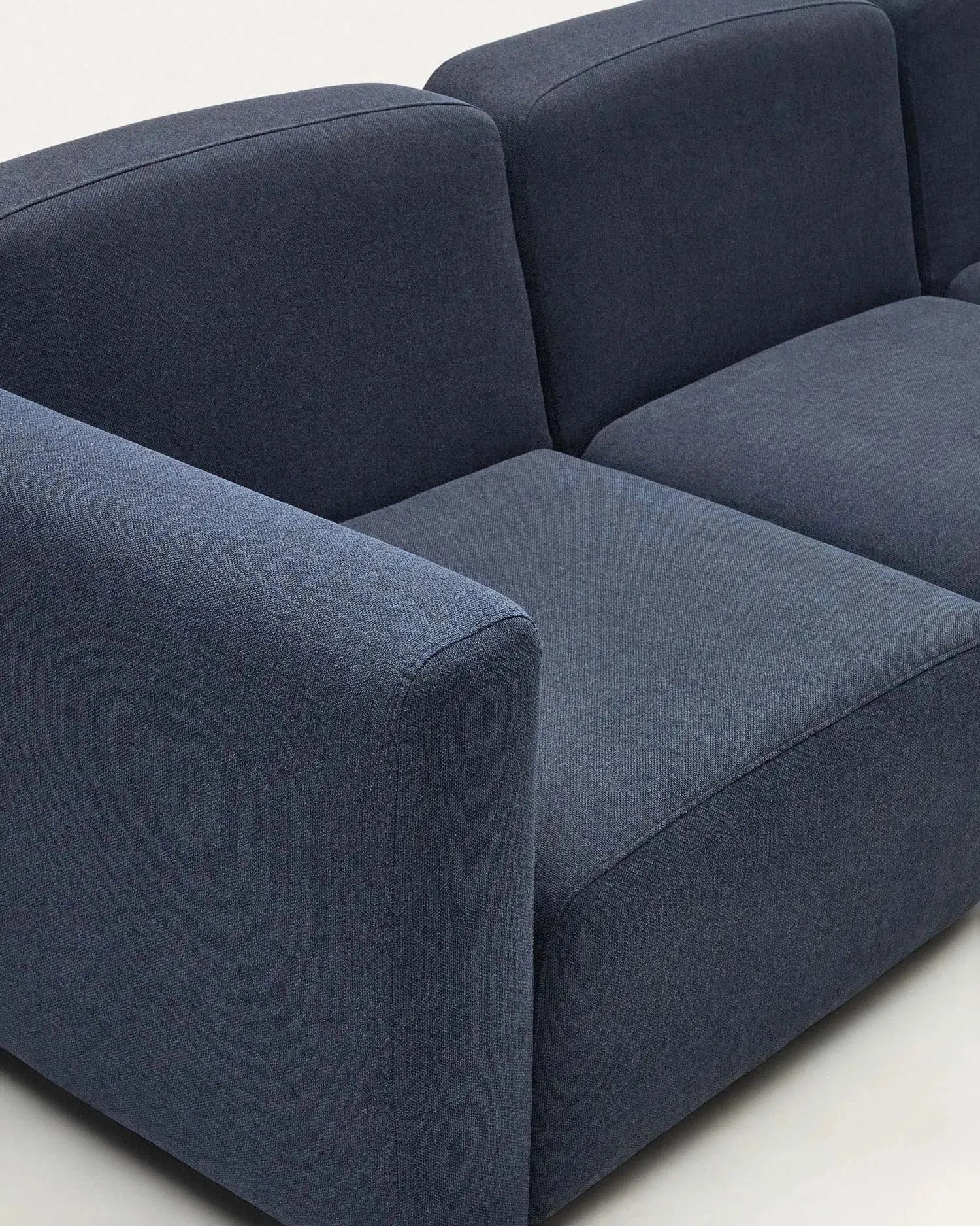 Elegantes, modulares 3-Sitzer-Sofa in Blau, 263 cm, aus nachhaltigem Holz, flexibel anpassbar, stilvoll und umweltbewusst.