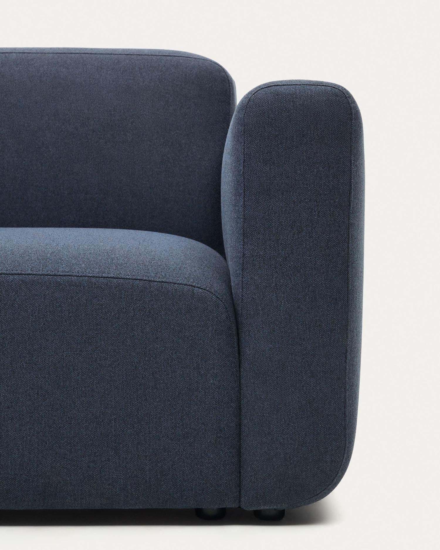 Das Neom 3-Sitzer-Sofa in Blau (263 cm) von Kave Home bietet modernes Design, Modularität und nachhaltige Materialien.