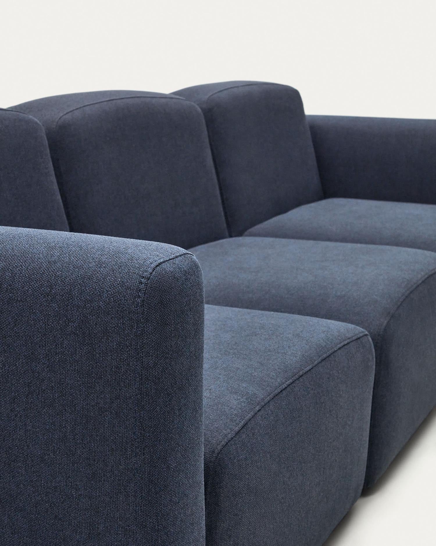 Das Neom 3-Sitzer-Sofa in Blau (263 cm) von Kave Home kombiniert modernes Design, Flexibilität und umweltfreundliche Materialien.