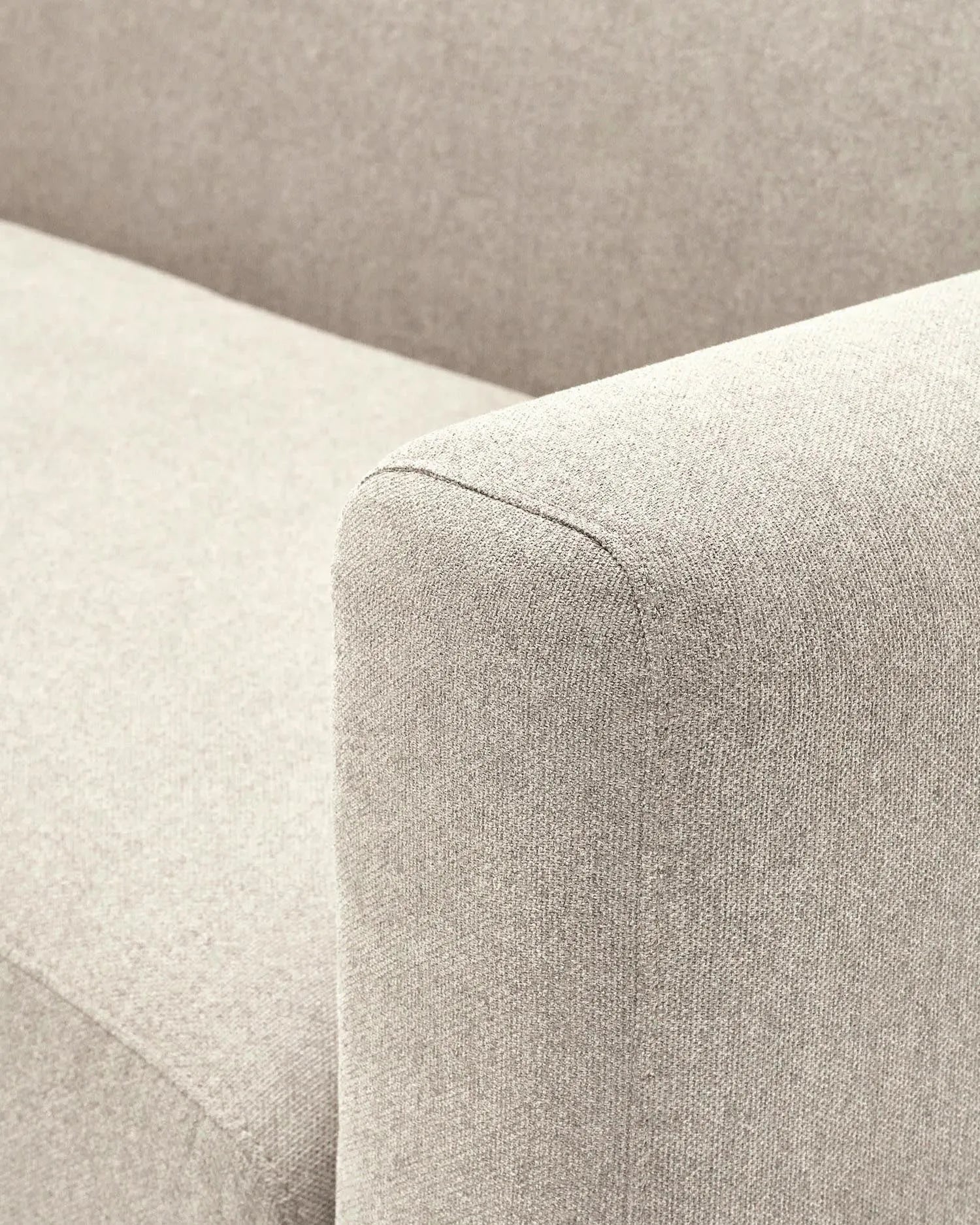 Die Neom Armlehne in Beige von Kave Home: Eleganz trifft auf Nachhaltigkeit. Perfekt für individuelle Sofa-Kreationen.