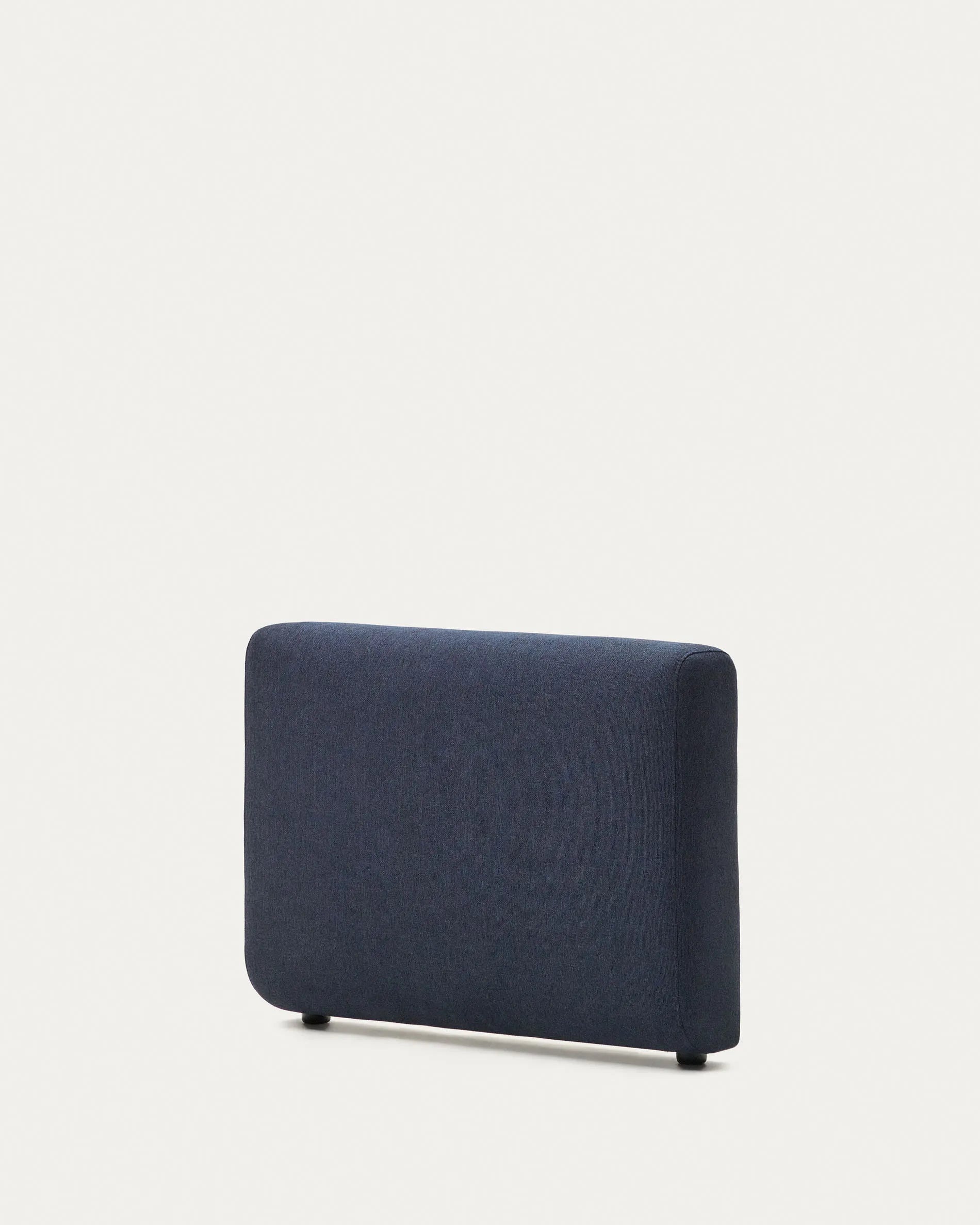 Die Neom Armlehne in Blau von Kave Home kombiniert modernes Design mit Nachhaltigkeit dank FSC-zertifiziertem Holz.
