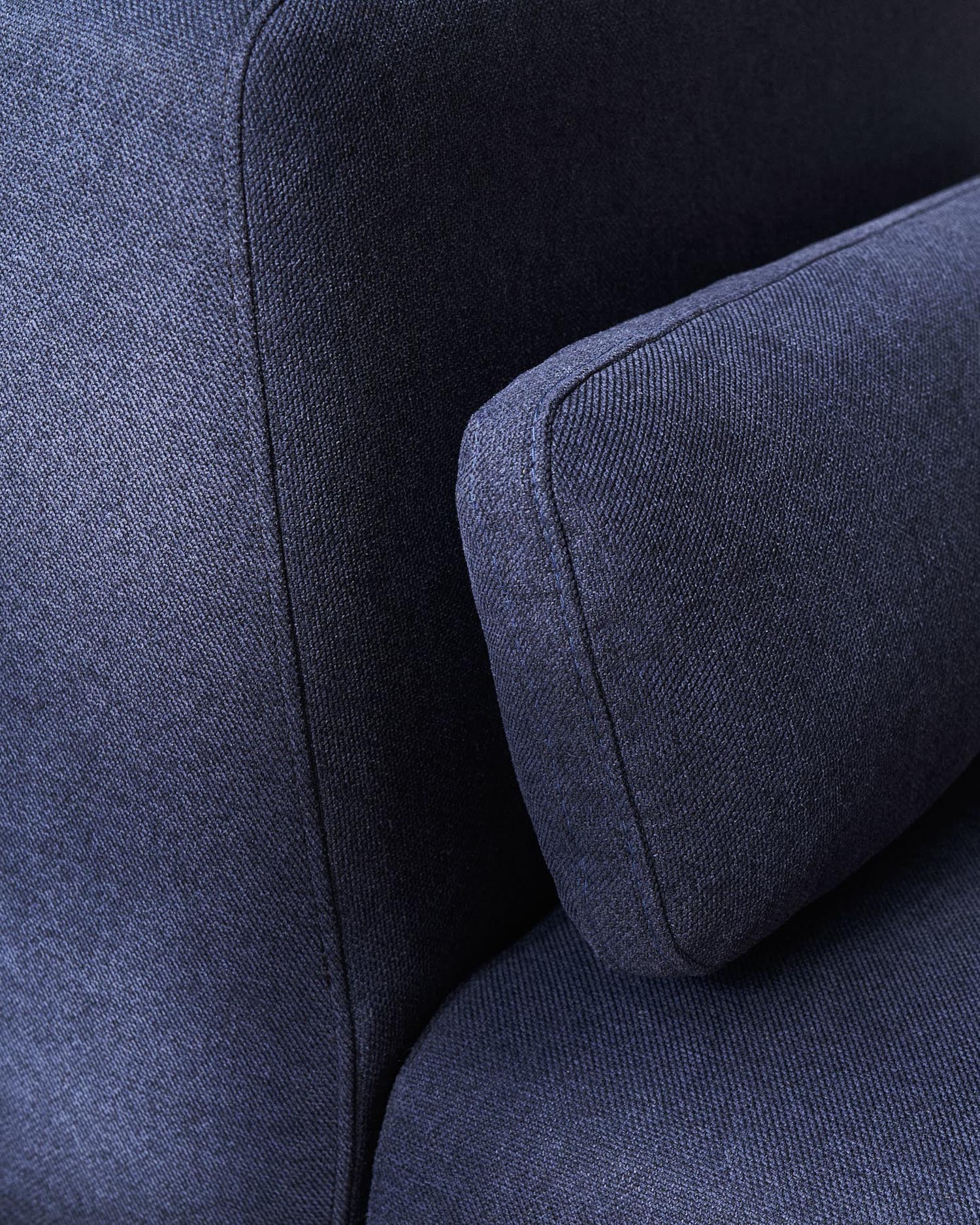 Das Neom Kissen in Blau (24x72 cm) von Kave Home bietet Komfort und Stil. Hergestellt aus FSC-zertifizierten Materialien.