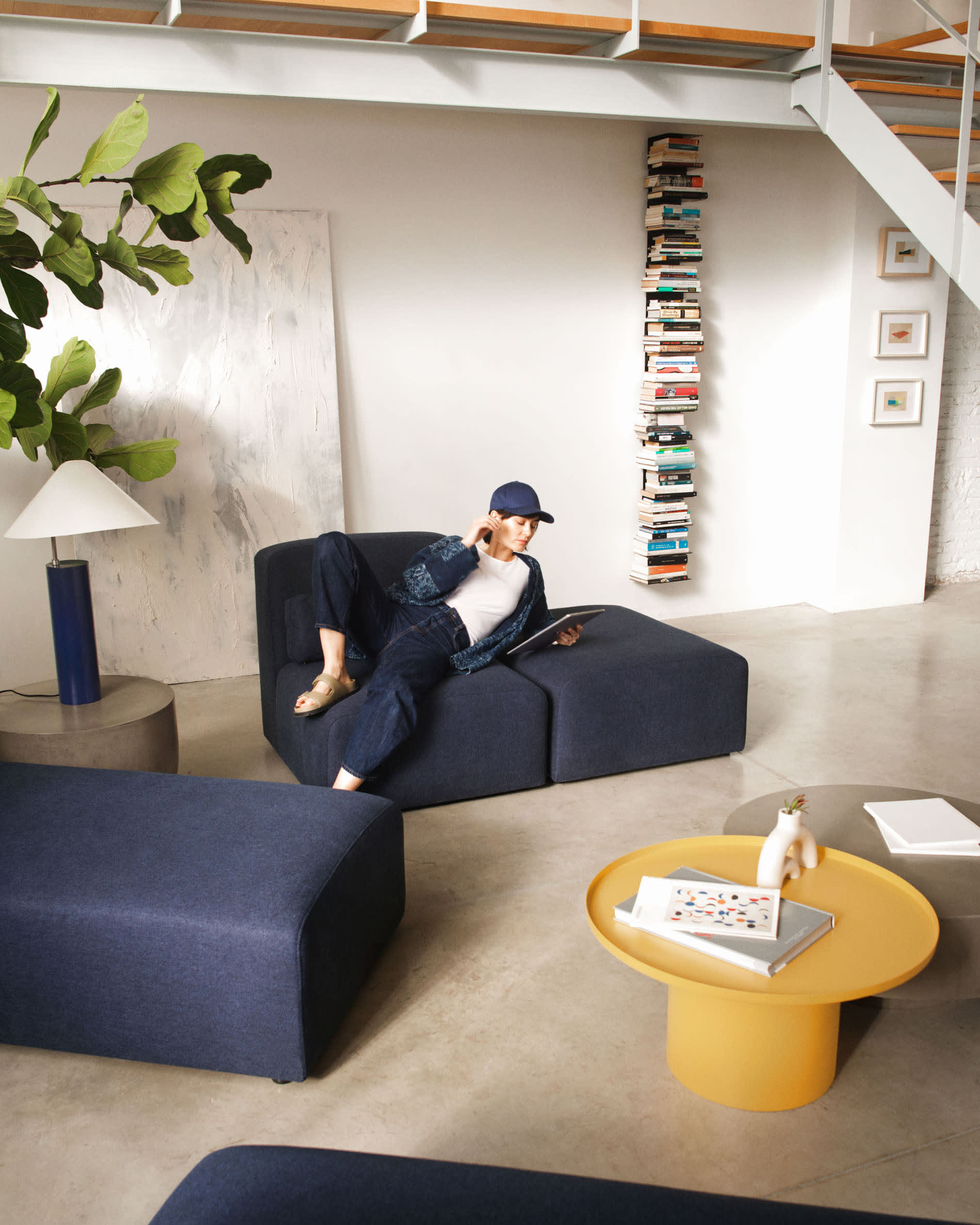 Das Neom Sitzmodul in Blau (75 cm) von Kave Home bietet stilvolles Design und Nachhaltigkeit mit FSC-zertifiziertem Holz.