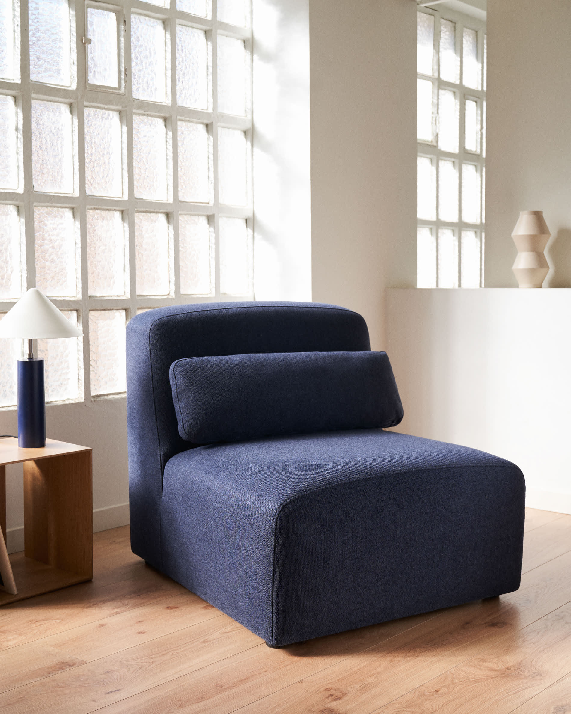 Das Neom Sitzmodul in Blau (75 cm) von Kave Home kombiniert modernes Design mit umweltfreundlichem FSC-zertifiziertem Holz.