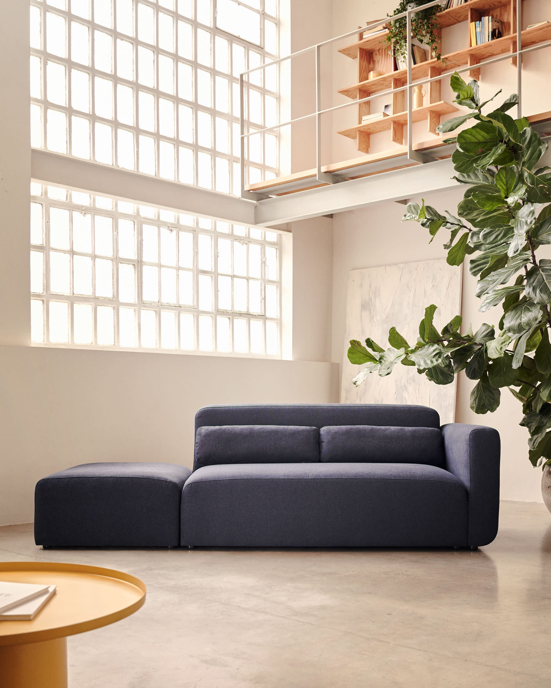 Blauer Neom Pouf von Kave Home, 75x89 cm, FSC-zertifiziert, vielseitig als modulares Möbelstück für stilvolles Wohnen einsetzbar.