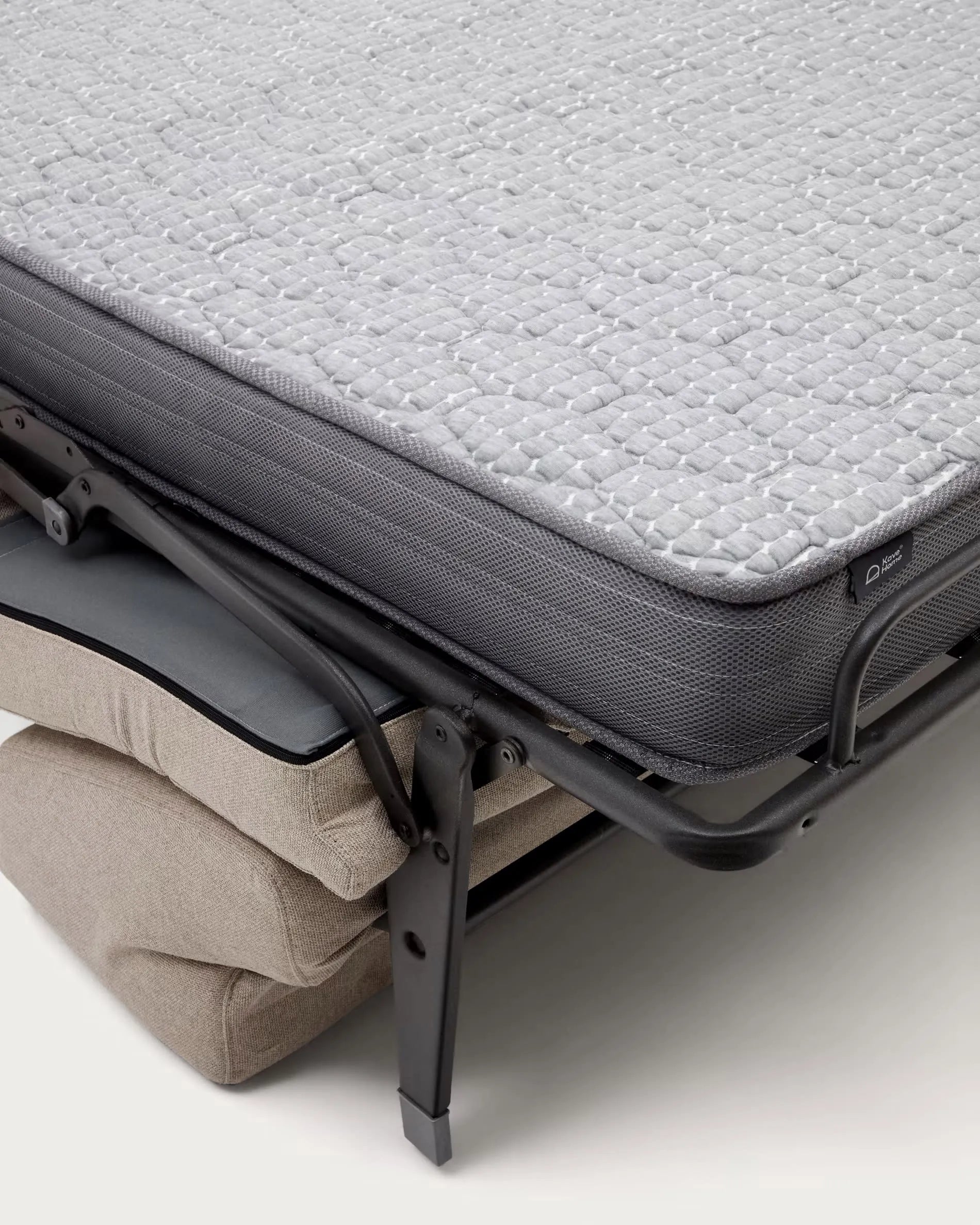 Das Anley 4-Sitzer-Bettsofa in Beige (244 cm) von Kave Home kombiniert modernes Design, umweltfreundliche Materialien und Bequemlichkeit.