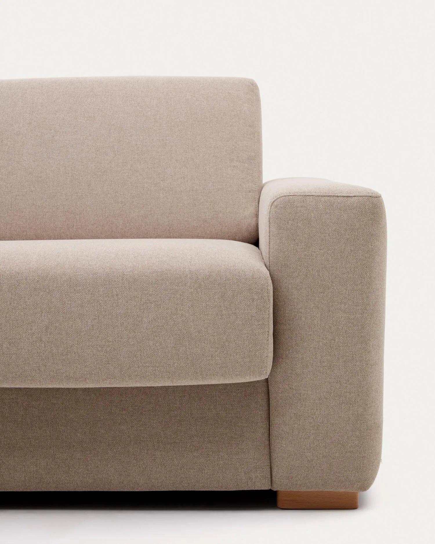 Elegantes 3-Sitzer-Sofa in Beige, wandelbar zum Bett, mit nachhaltigem FSC-zertifiziertem Holz und viskoelastischer Polsterung.