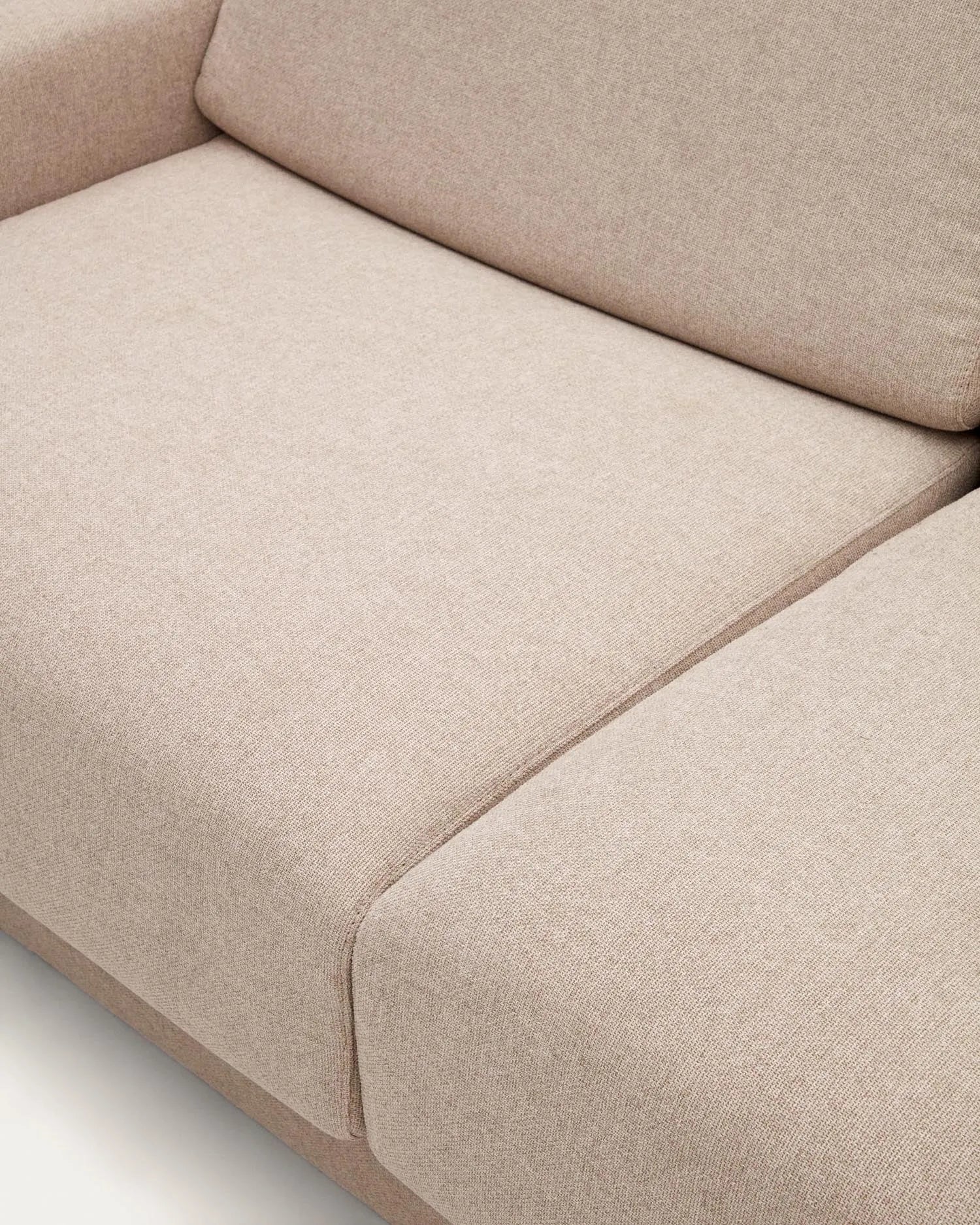 Elegantes 2-Sitzer-Bettsofa in Beige, wandelbar und komfortabel, mit FSC-zertifiziertem Holzrahmen.