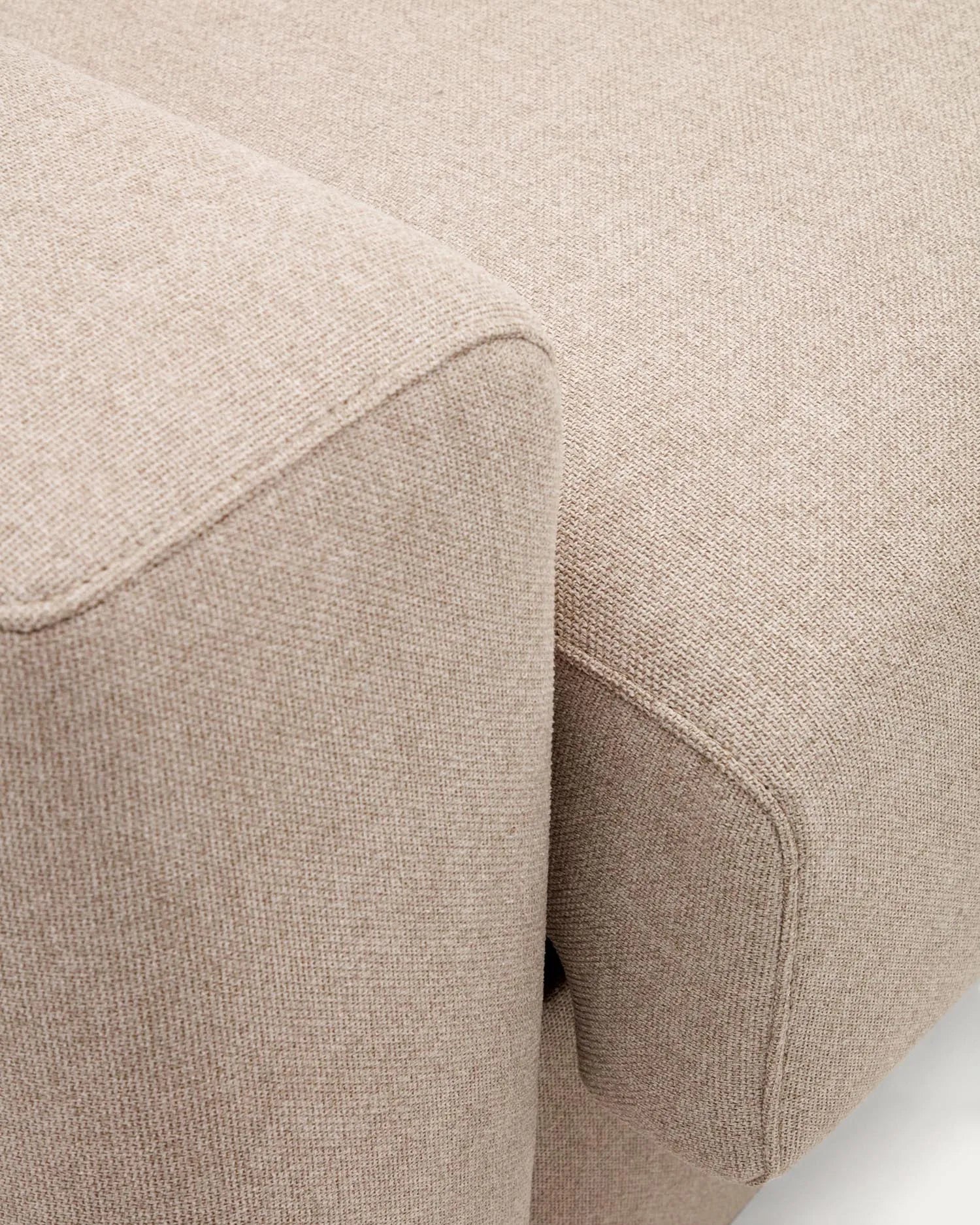 Elegantes 2-Sitzer-Bettsofa in Beige, wandelbar und komfortabel, mit FSC-zertifiziertem Holzrahmen.