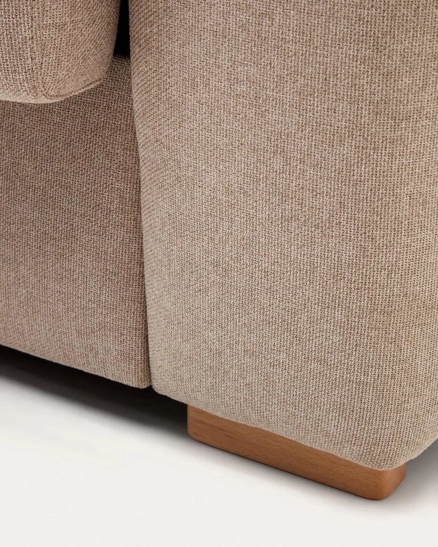 Elegantes 2-Sitzer-Bettsofa in Beige, wandelbar und komfortabel, mit FSC-zertifiziertem Holzrahmen.