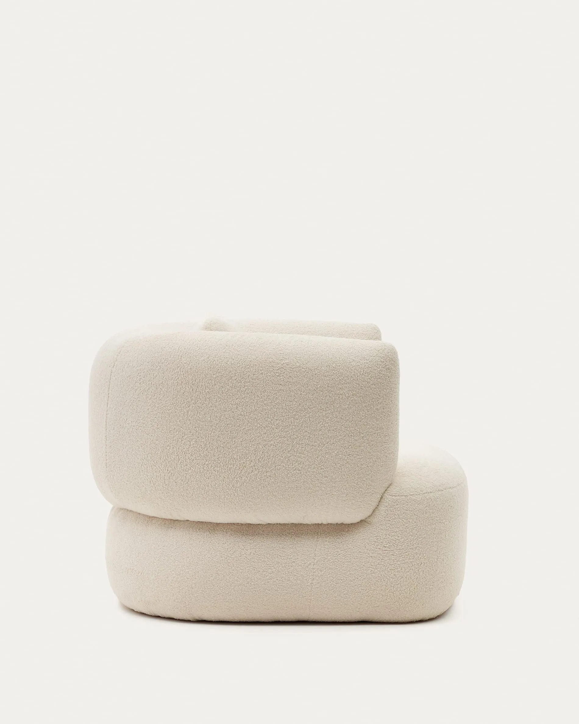 Der Martina Sessel in Ecru von Kave Home vereint stilvolle Eleganz mit nachhaltigem Design und bietet höchsten Komfort.