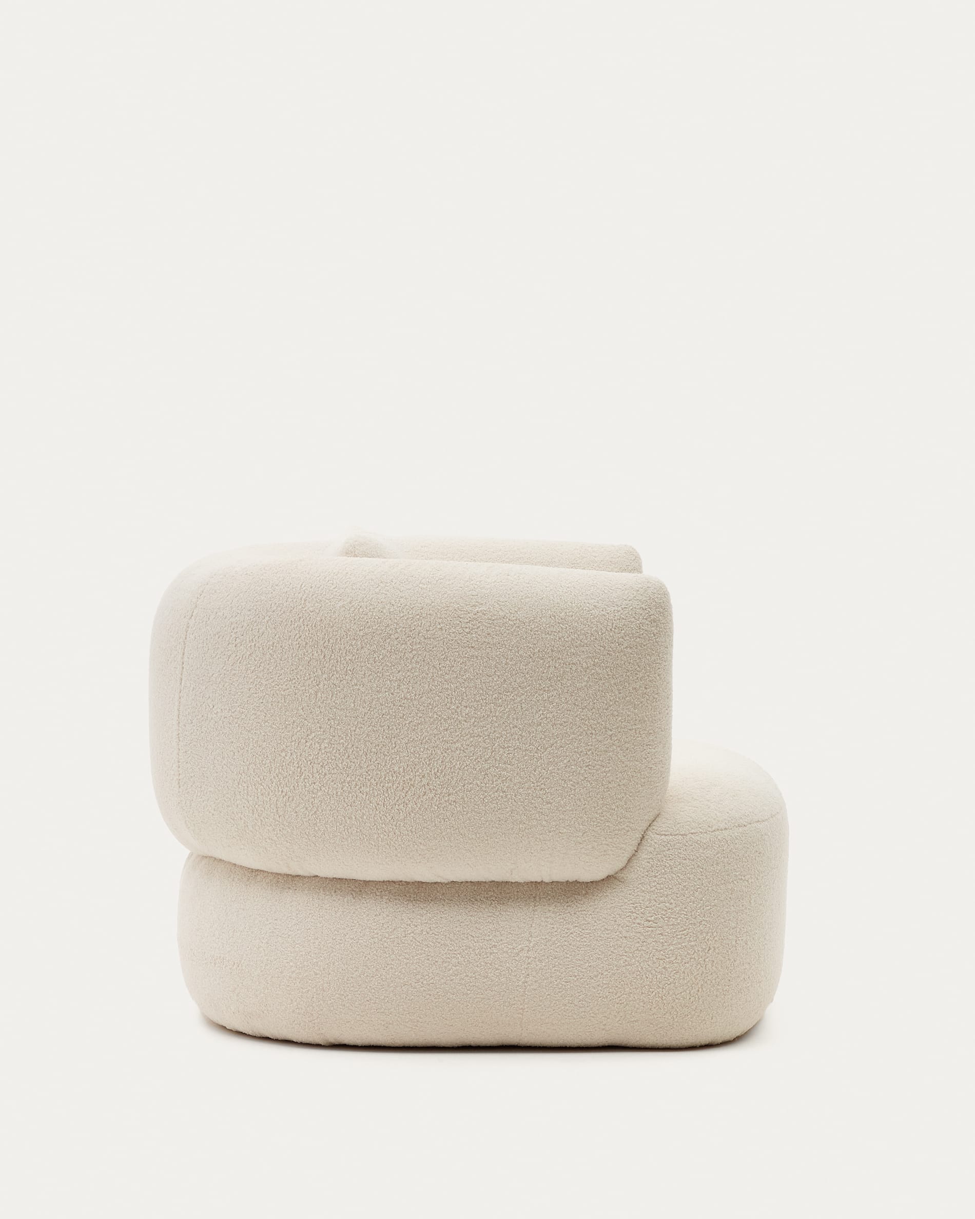 Martina Sessel in Ecru Bouclé mit Kissen, FSC-zertifiziert, von Kave Home – modern, bequem und umweltfreundlich.