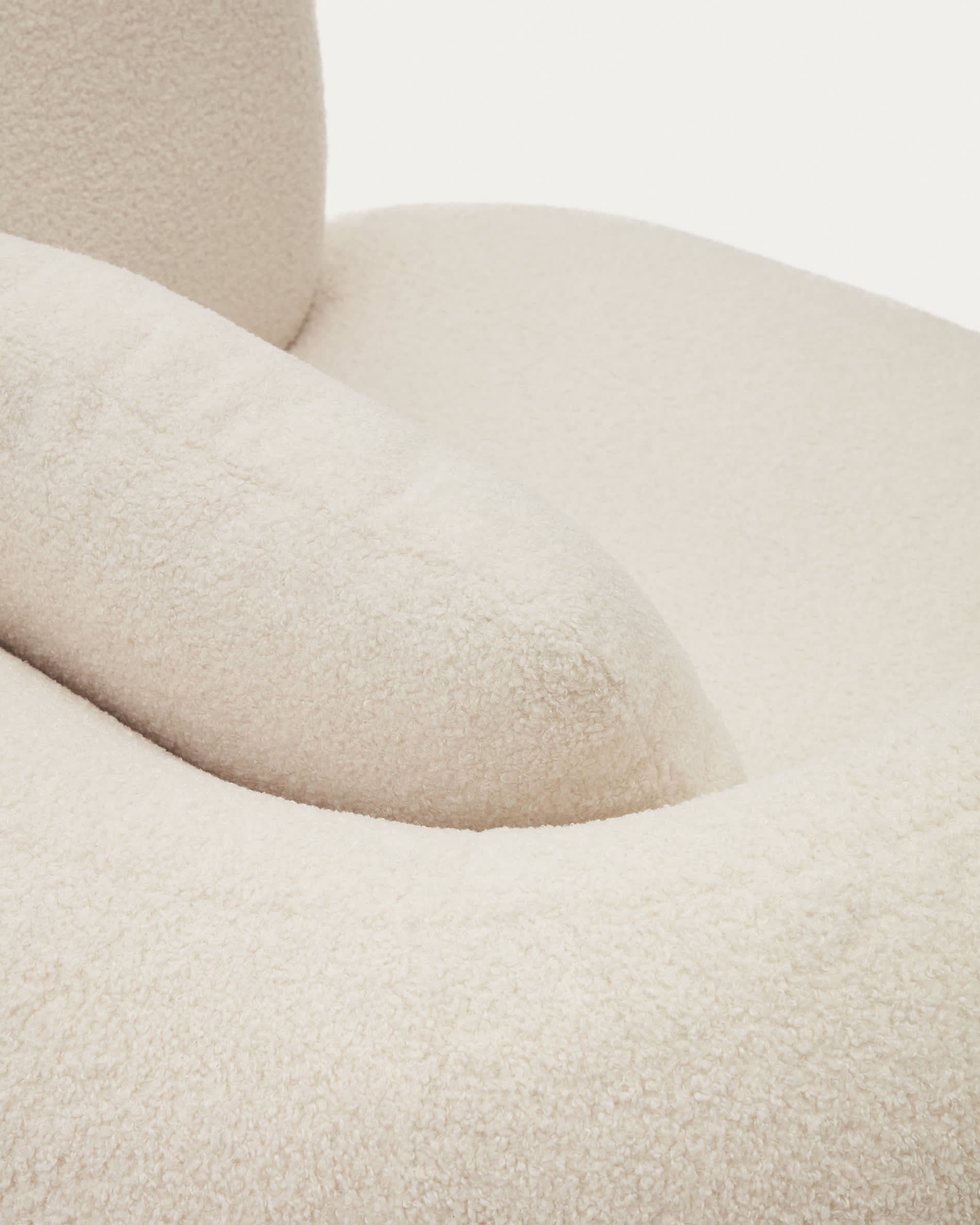 Martina Sessel in Ecru Bouclé mit Kissen, FSC-zertifiziert, von Kave Home – modern, bequem und umweltfreundlich.