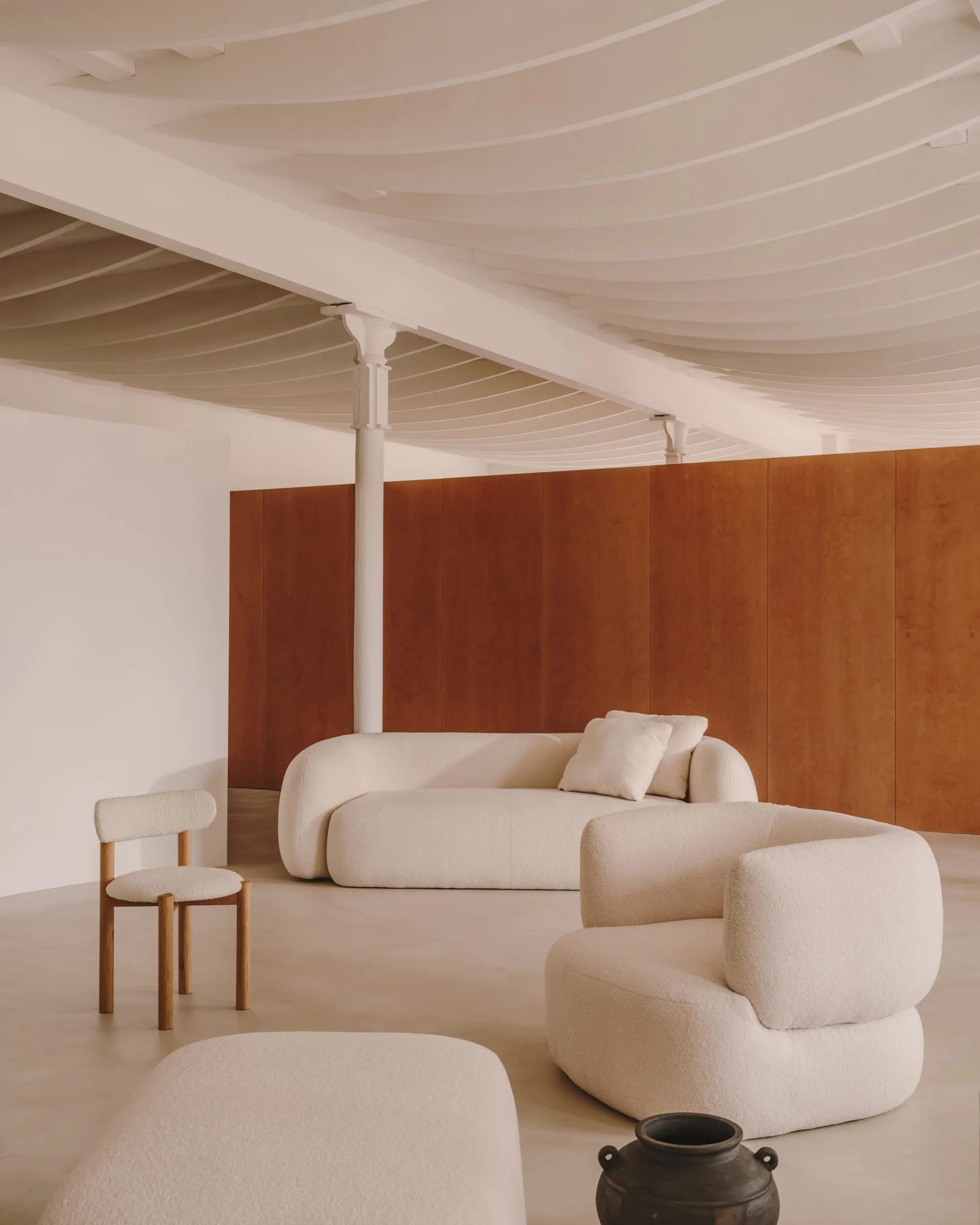Der Martina Sessel in Ecru von Kave Home vereint stilvolle Eleganz mit nachhaltigem Design und bietet höchsten Komfort.