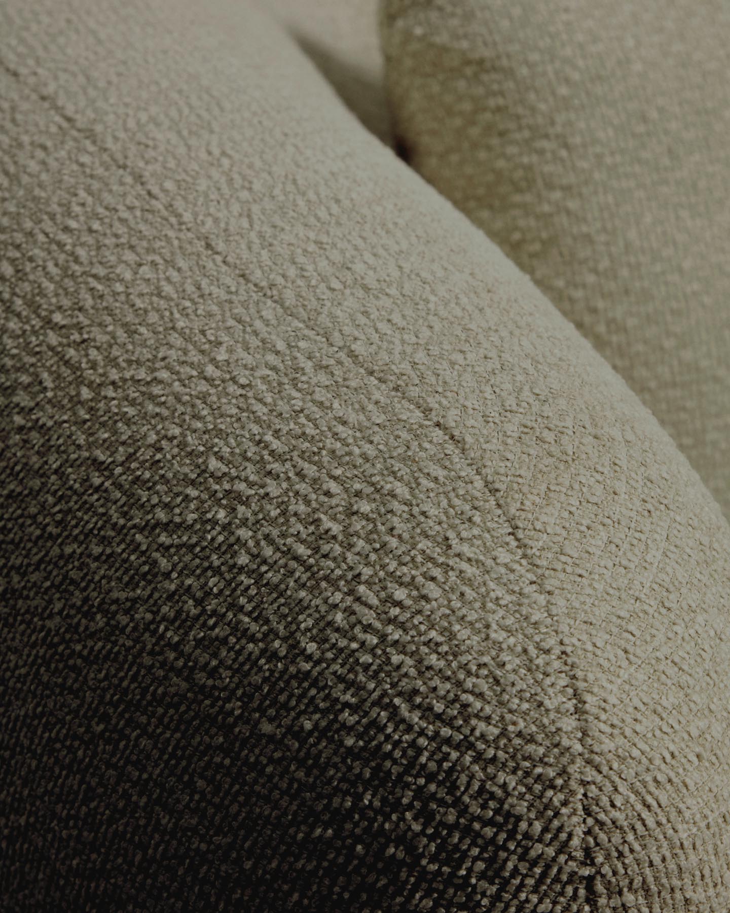 Sessel Martina mit Kissen in Chenille in Grün FSC Mix Credit in Grün präsentiert im Onlineshop von KAQTU Design AG. Sessel ist von Kave Home
