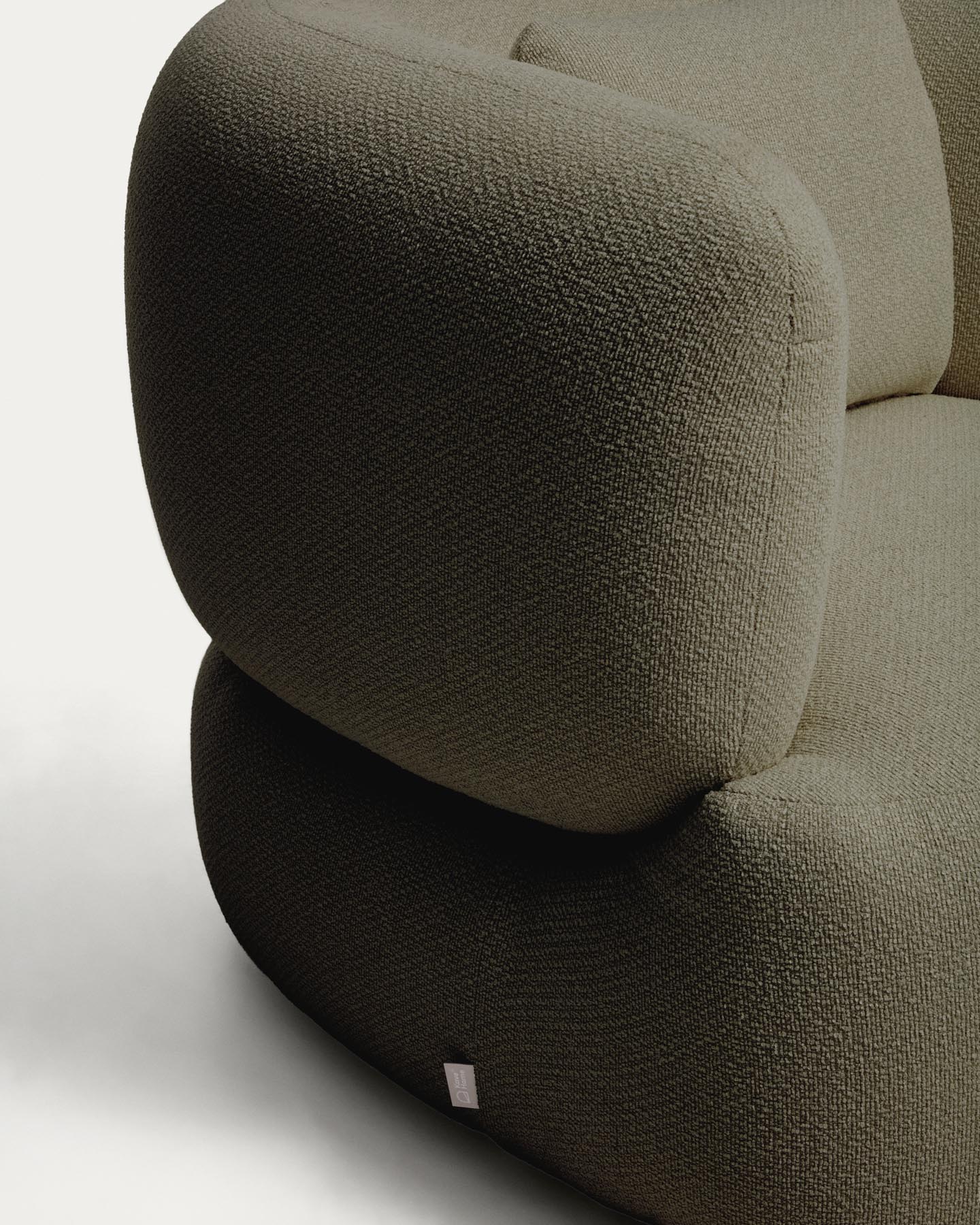 Sessel Martina mit Kissen in Chenille in Grün FSC Mix Credit in Grün präsentiert im Onlineshop von KAQTU Design AG. Sessel ist von Kave Home