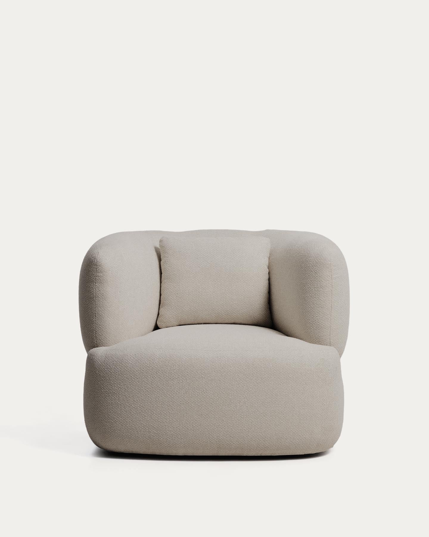 Schwer entflammbarer Sessel Martina mit Kissen in Chenille in Steinton FSC Mix Credit in Steinfarben präsentiert im Onlineshop von KAQTU Design AG. Sessel ist von Kave Home