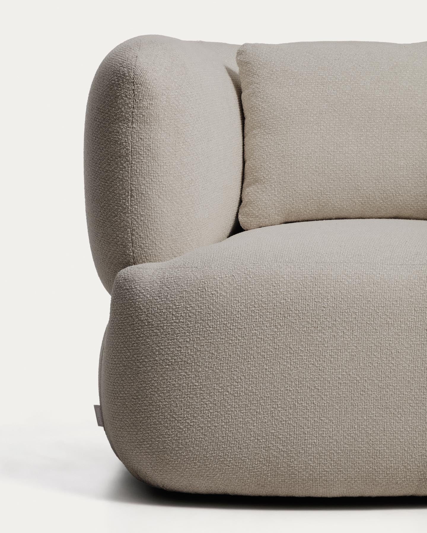 Sessel Martina mit Kissen in Chenille in Steinton FSC Mix Credit in Steinfarben präsentiert im Onlineshop von KAQTU Design AG. Sessel ist von Kave Home