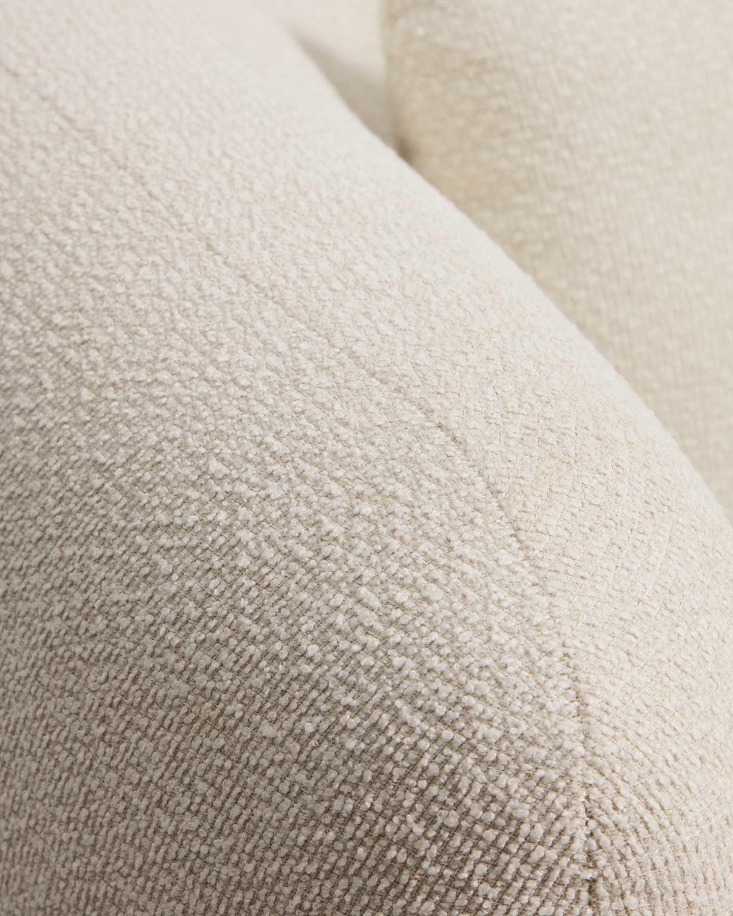 Schwer entflammbarer Sessel Martina mit Kissen aus Chenille in Ecru FSC Mix Credit in Ecru präsentiert im Onlineshop von KAQTU Design AG. Sessel ist von Kave Home