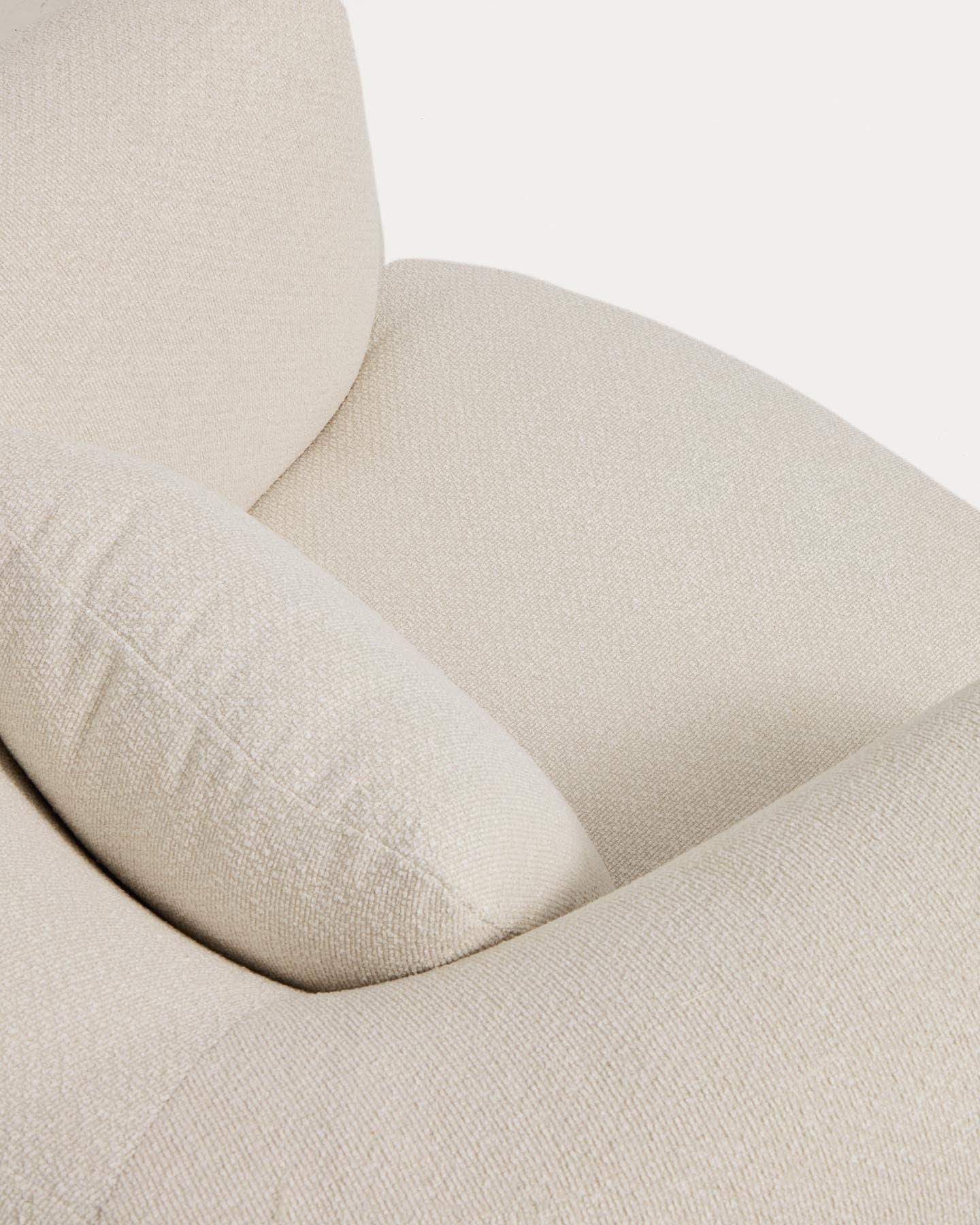 Schwer entflammbarer Sessel Martina mit Kissen aus Chenille in Ecru FSC Mix Credit in Ecru präsentiert im Onlineshop von KAQTU Design AG. Sessel ist von Kave Home