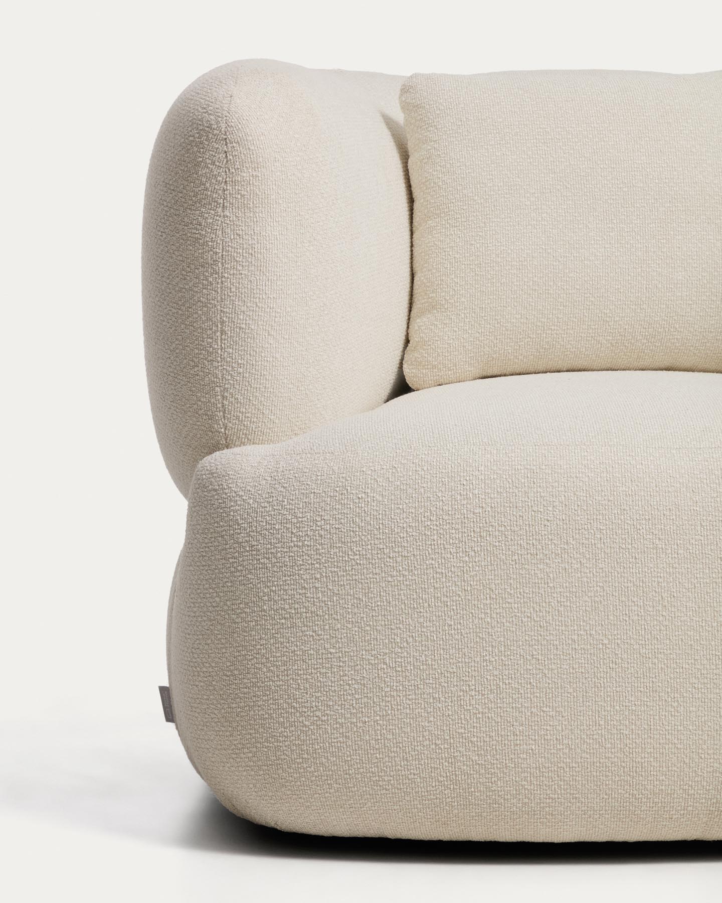 Sessel mit Kissen Martina aus Chenille in Ecru FSC Mix Credit in Ecru präsentiert im Onlineshop von KAQTU Design AG. Sessel ist von Kave Home