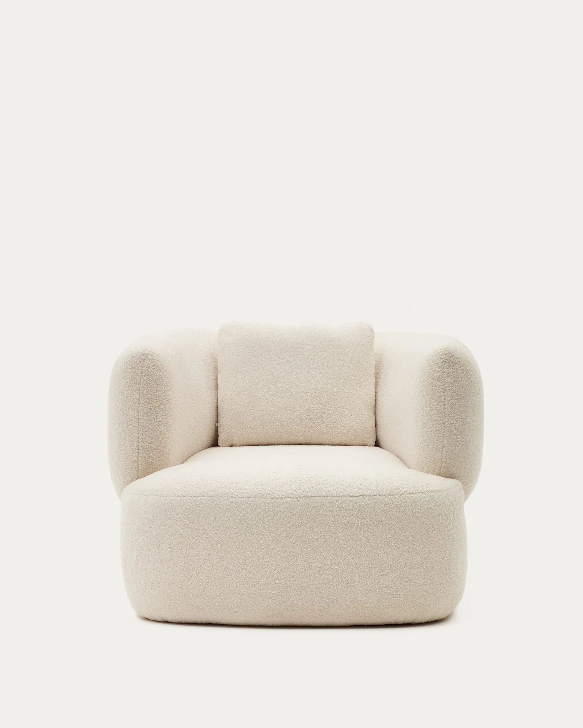 Eleganter Drehsessel in Ecru mit Bouclé-Textur, nachhaltig und komfortabel, inkl. Kissen, FSC-zertifiziert.