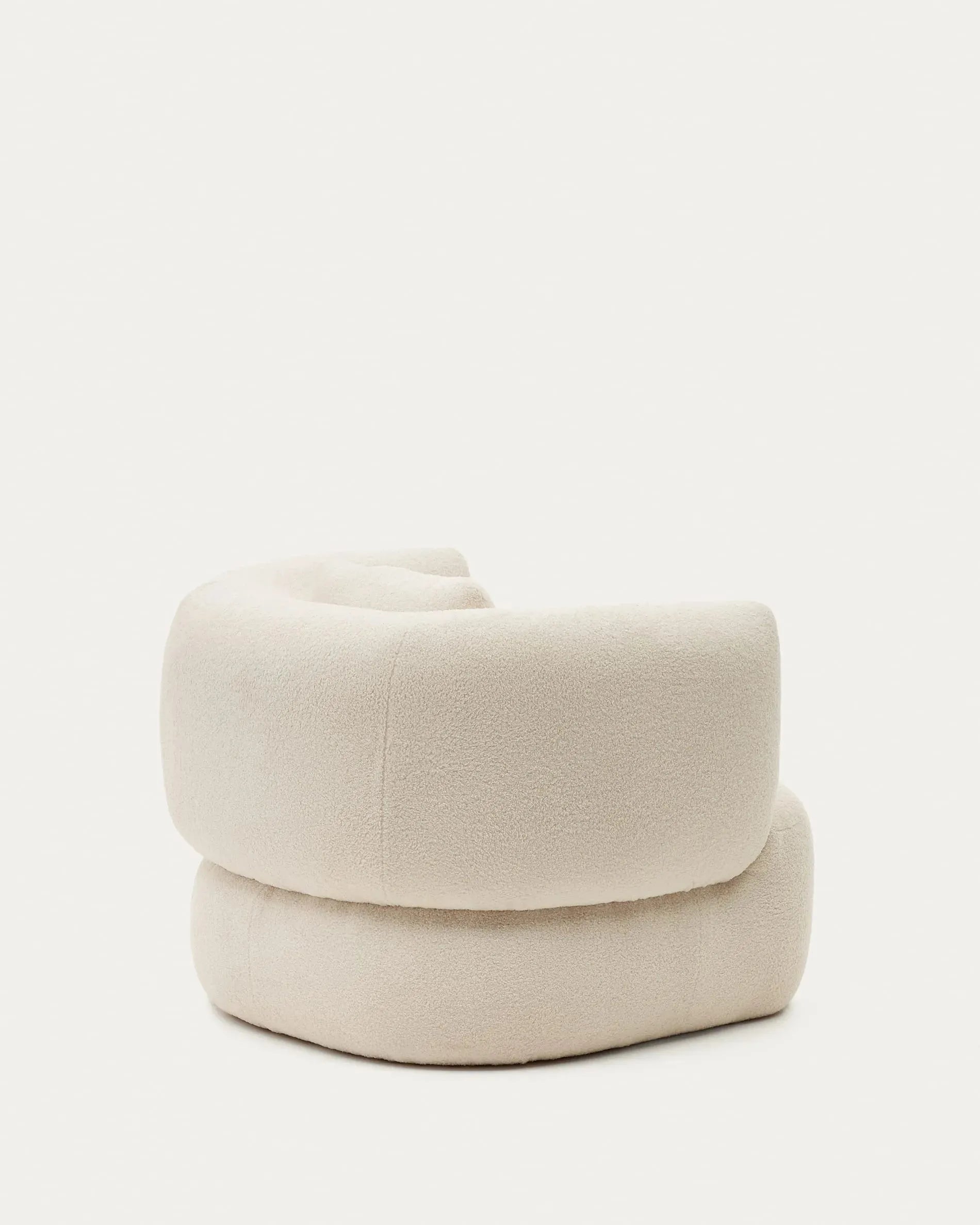 Eleganter Drehsessel in Ecru-Bouclé mit Kissen, FSC-zertifiziert, von Kave Home – modern, bequem und nachhaltig designt.