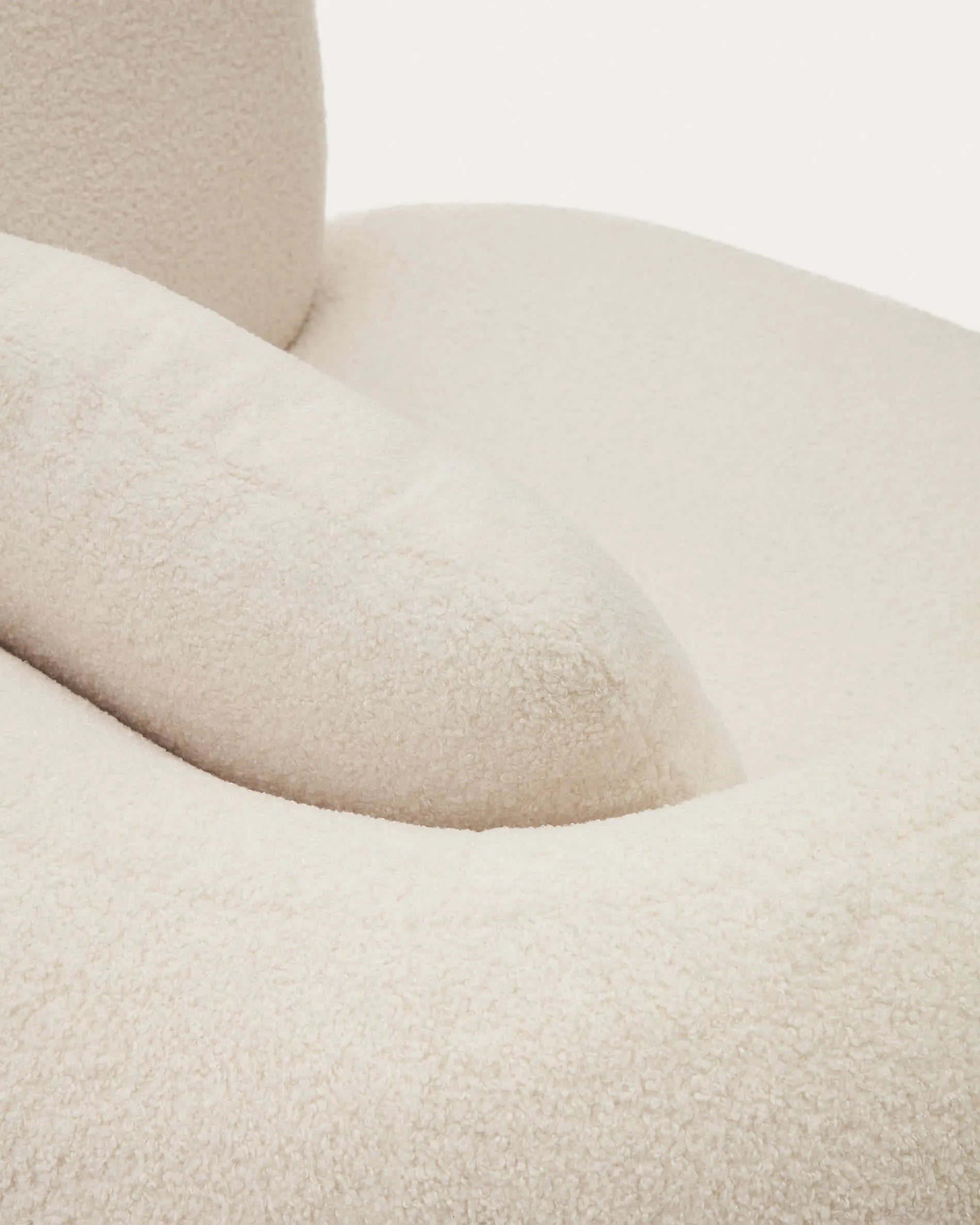 Eleganter Drehsessel in Ecru mit Bouclé-Textur, nachhaltig und komfortabel, inkl. Kissen, FSC-zertifiziert.
