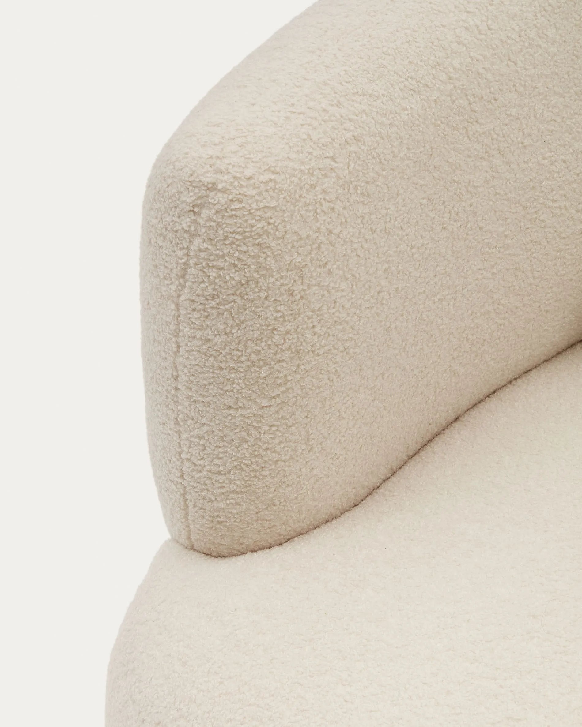 Eleganter Drehsessel in Ecru mit Bouclé-Textur, nachhaltig und komfortabel, inkl. Kissen, FSC-zertifiziert.