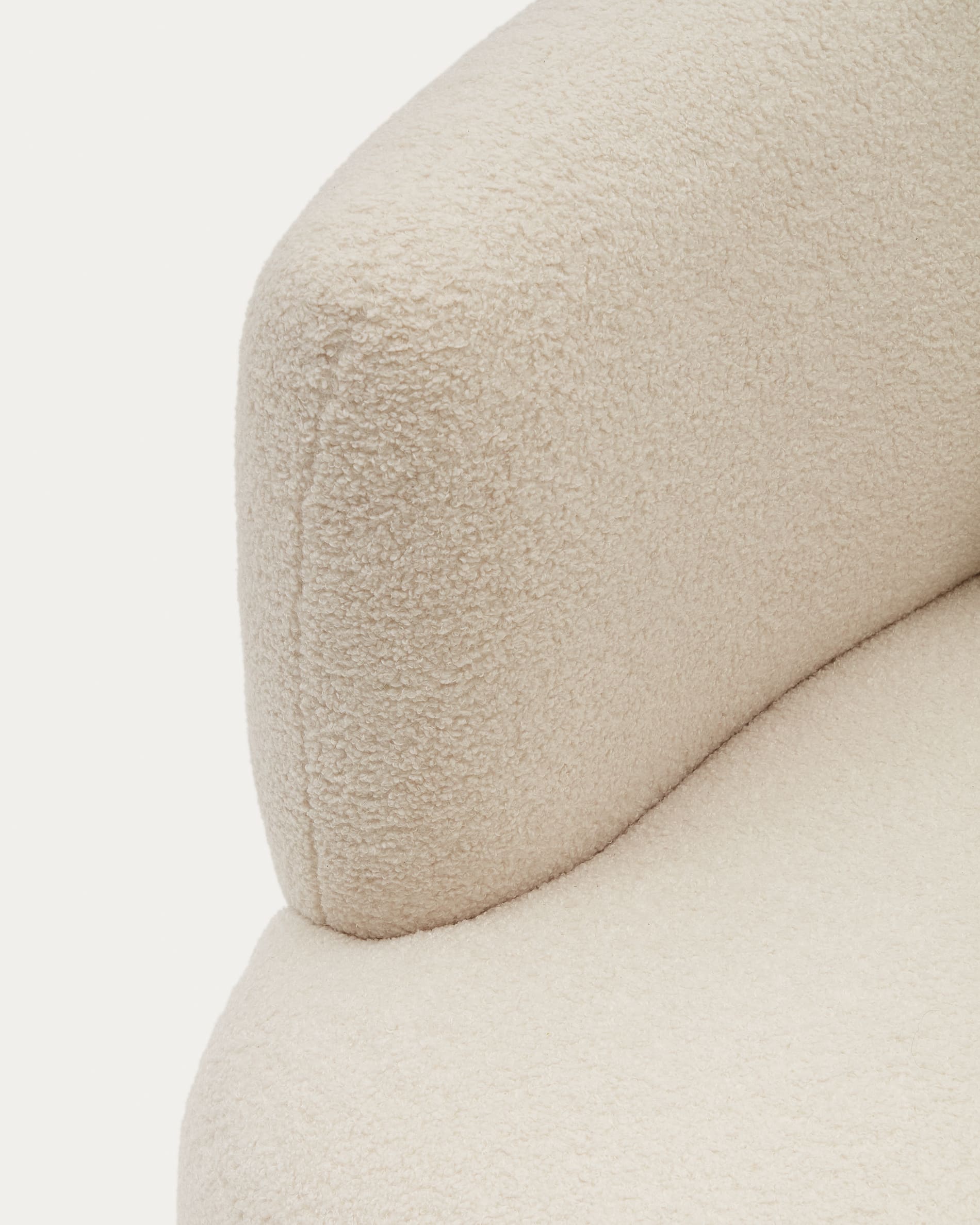 Eleganter Drehsessel in Ecru-Bouclé mit Kissen, FSC-zertifiziert, von Kave Home – modern, bequem und nachhaltig designt.