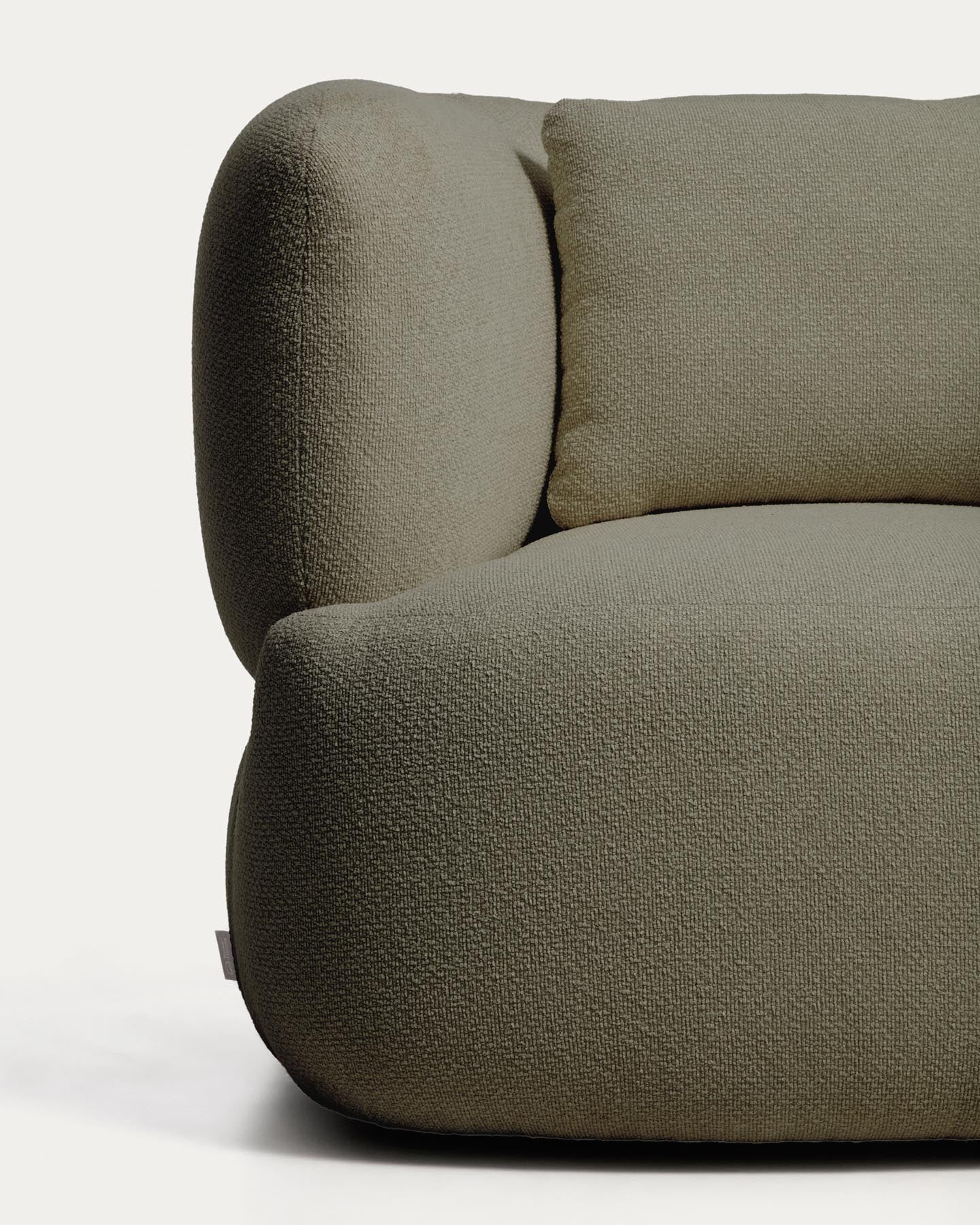Schwer entflammbarer Drehsessel Martina mit Kissen in grüner Chenille FSC Mix Credit in Grün präsentiert im Onlineshop von KAQTU Design AG. Sessel ist von Kave Home