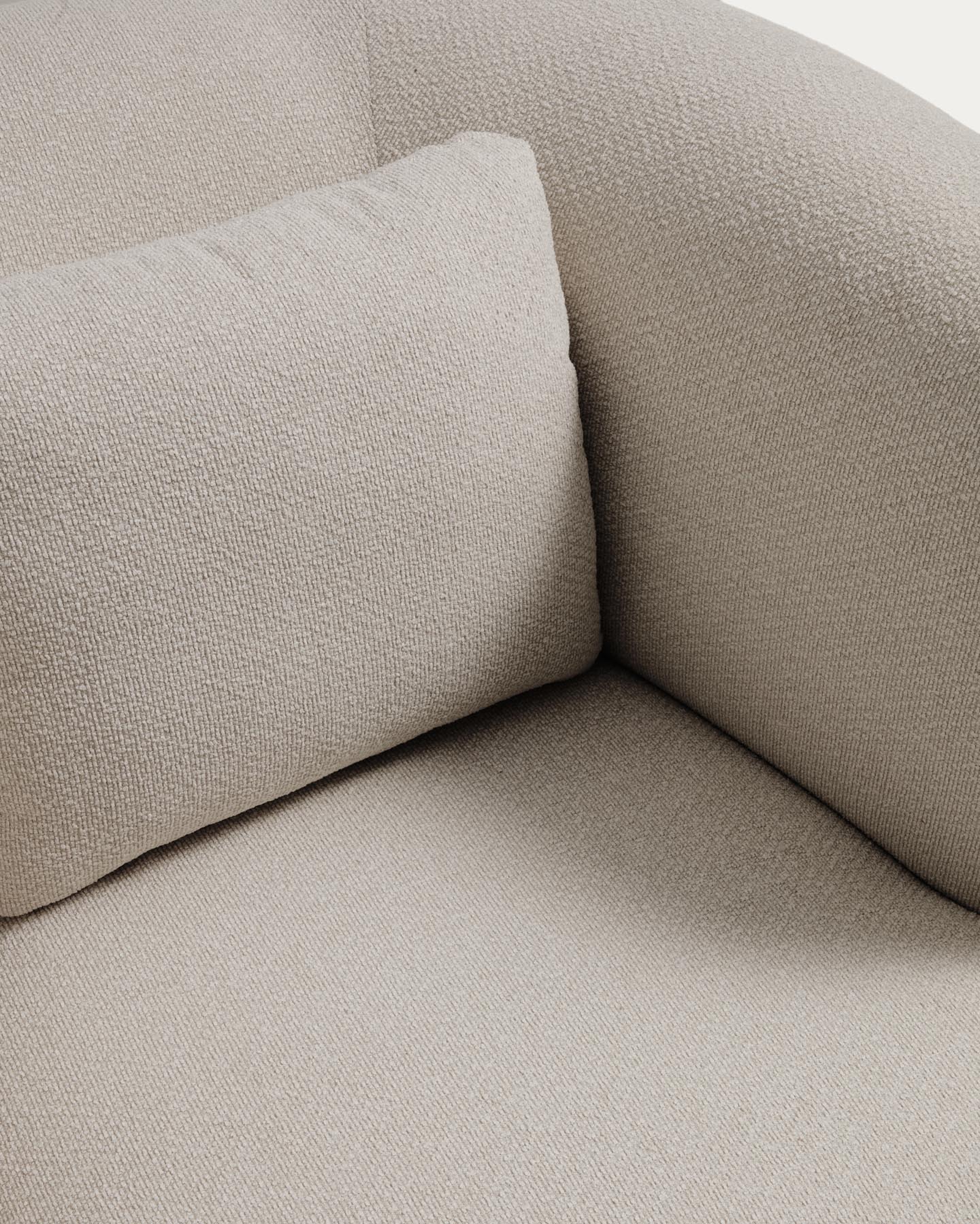 Schwer entflammbarer Drehsessel Martina mit Kissen in Chenille in Steinton FSC Mix Credit in Steinfarben präsentiert im Onlineshop von KAQTU Design AG. Sessel ist von Kave Home