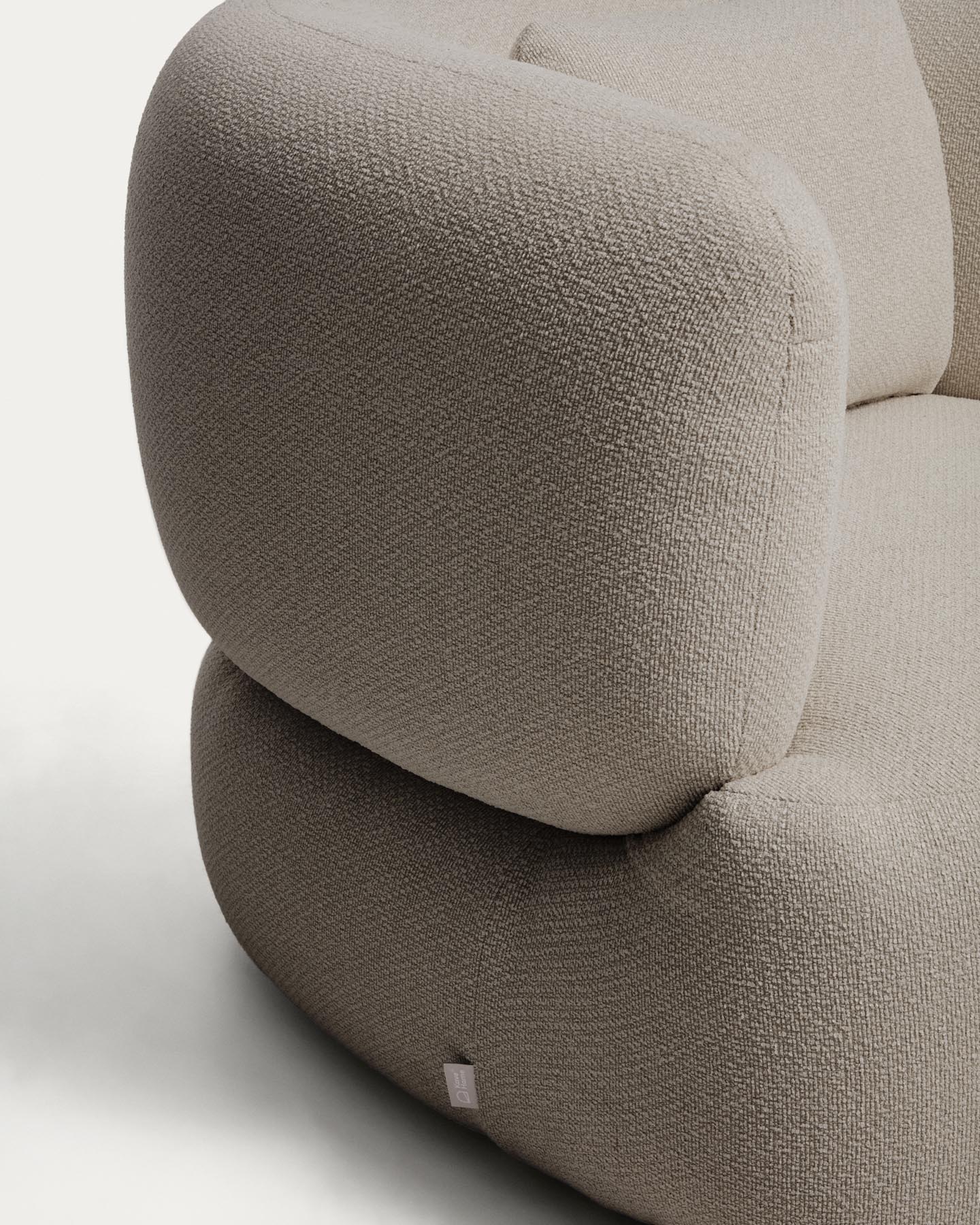 Schwer entflammbarer Drehsessel Martina mit Kissen in Chenille in Steinton FSC Mix Credit in Steinfarben präsentiert im Onlineshop von KAQTU Design AG. Sessel ist von Kave Home