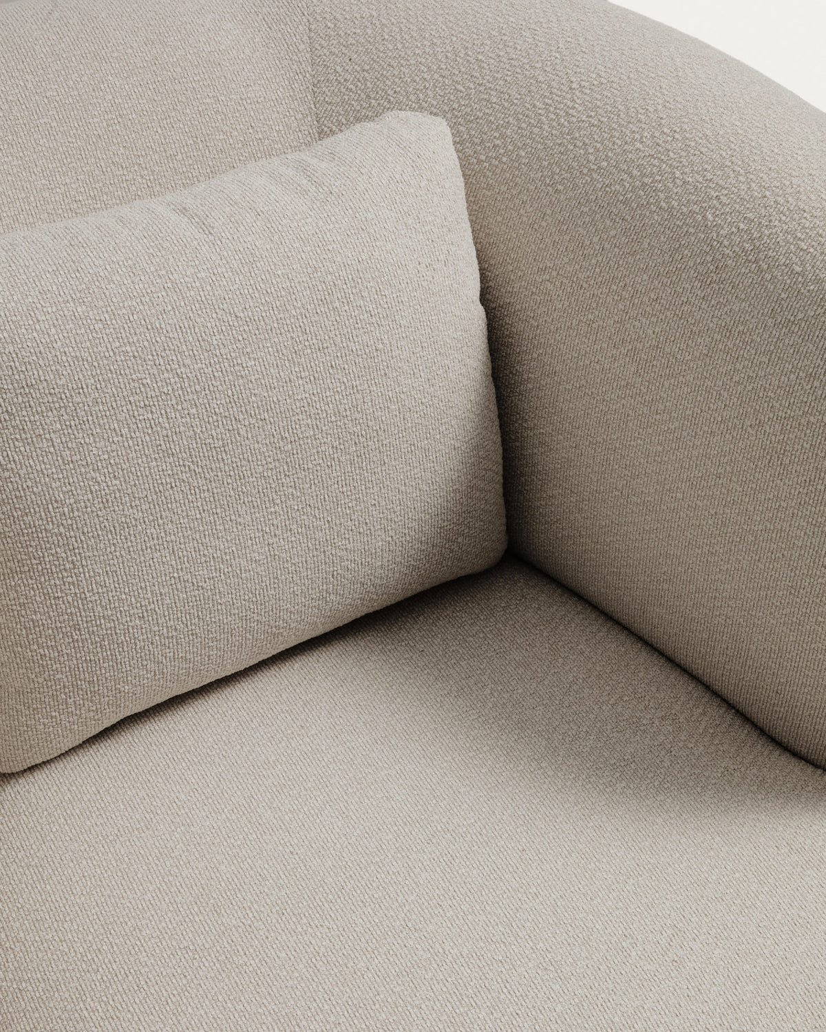 Drehsessel Martina mit Kissen mit Chenille in Steinton FSC Mix Credit in Steinfarben präsentiert im Onlineshop von KAQTU Design AG. Drehsessel ist von Kave Home