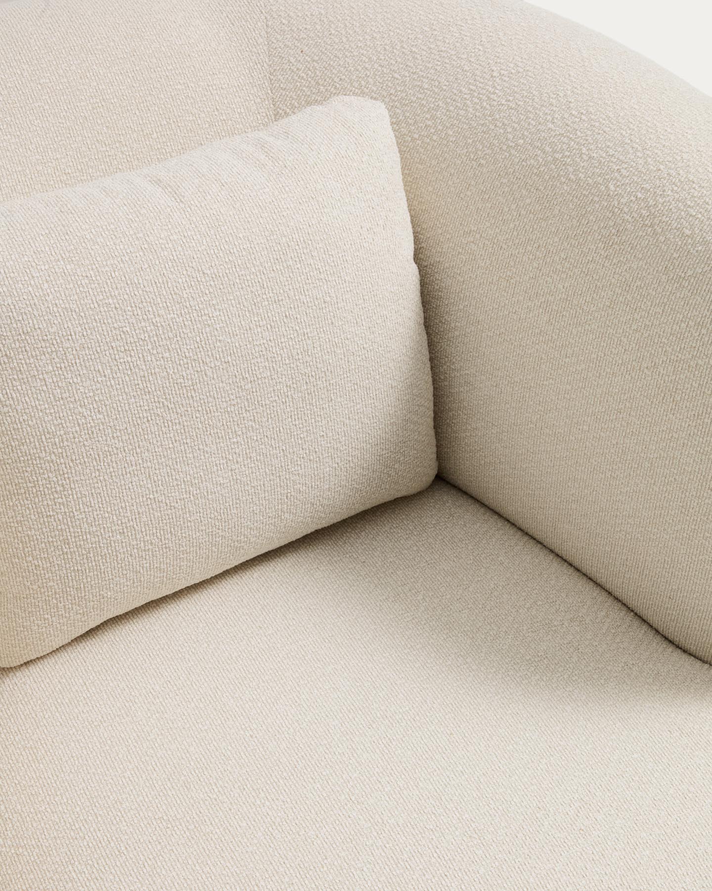 Schwer entflammbarer Drehsessel Martina mit Kissen aus Chenille in Ecru FSC Mix Credit in Ecru präsentiert im Onlineshop von KAQTU Design AG. Sessel ist von Kave Home