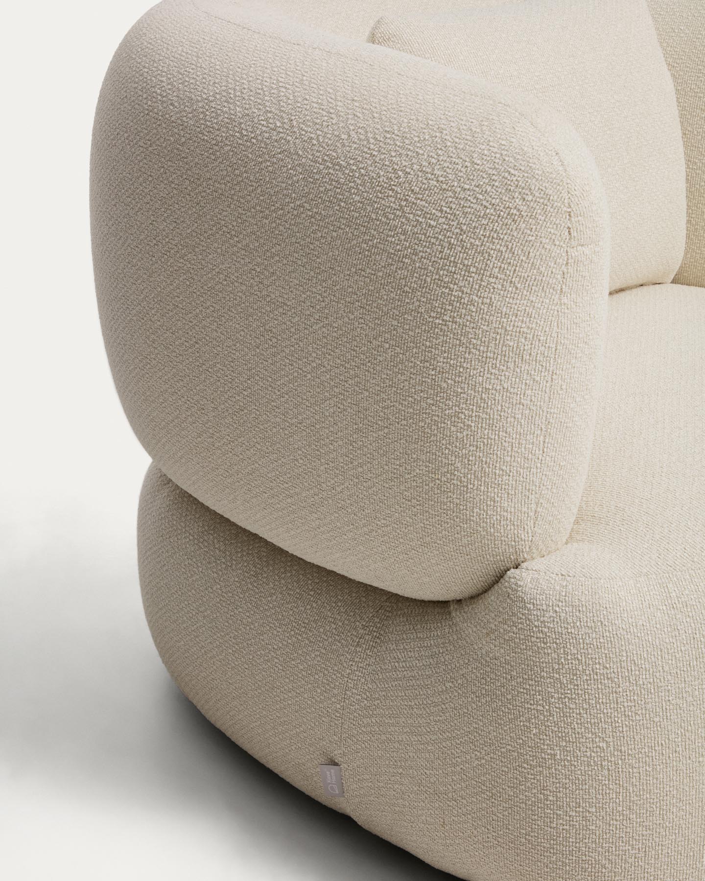 Schwer entflammbarer Drehsessel Martina mit Kissen aus Chenille in Ecru FSC Mix Credit in Ecru präsentiert im Onlineshop von KAQTU Design AG. Sessel ist von Kave Home
