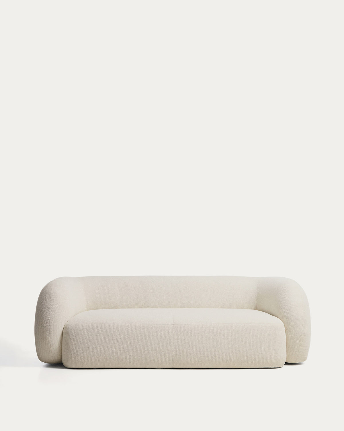 Schwer entflammbares 3-Sitzer-Sofa Martina aus Chenille in Ecru 246 cm FSC Mix Credit in Ecru präsentiert im Onlineshop von KAQTU Design AG. 3er Sofa ist von Kave Home