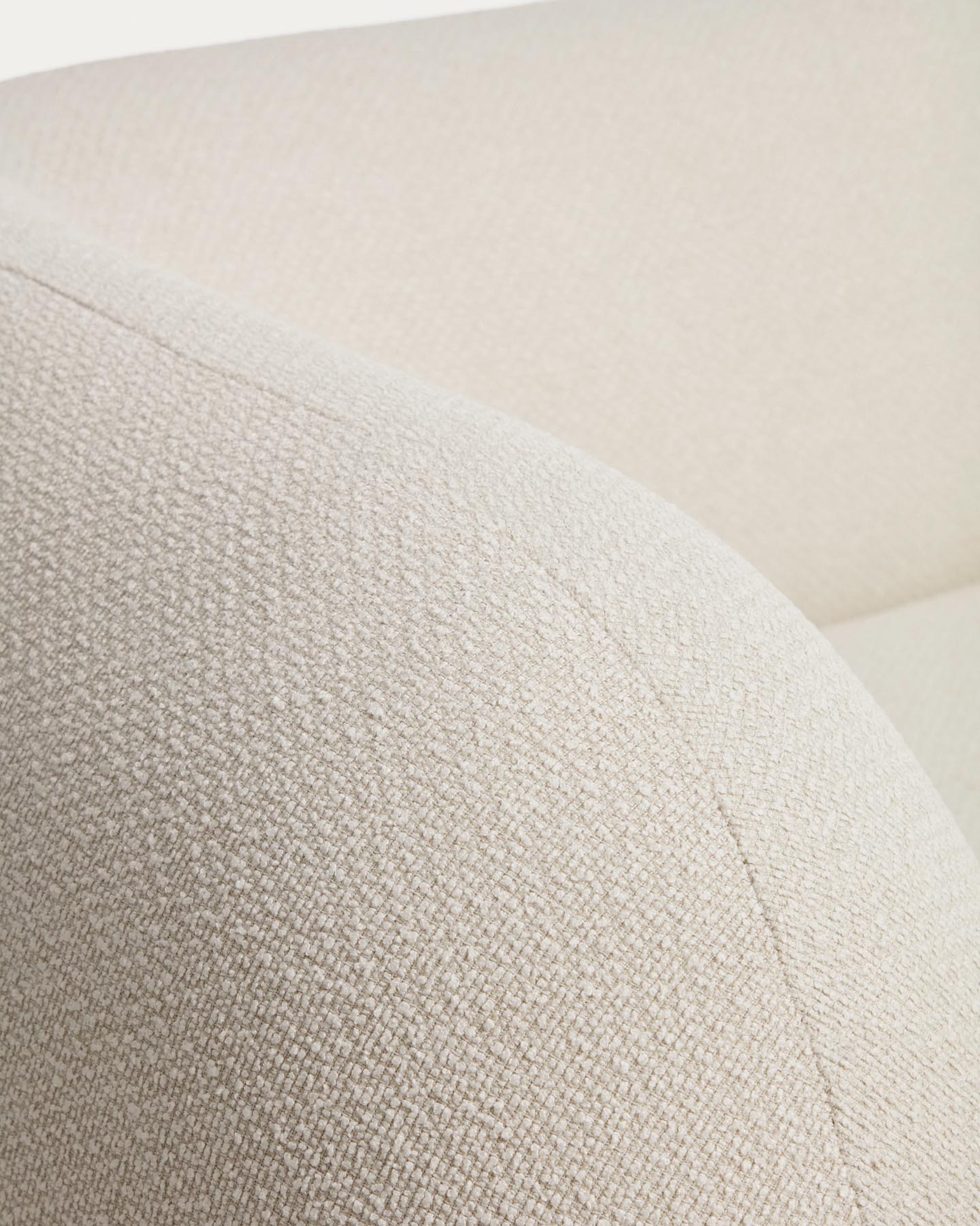 Schwer entflammbares 3-Sitzer-Sofa Martina aus Chenille in Ecru 246 cm FSC Mix Credit in Ecru präsentiert im Onlineshop von KAQTU Design AG. 3er Sofa ist von Kave Home