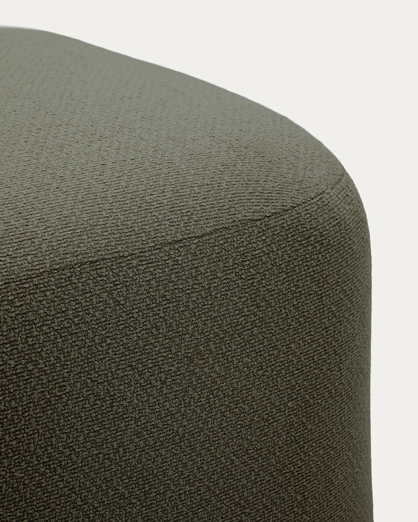 Fussablage Martina mit Chenille in Grün 123 x 85 cm in Grün präsentiert im Onlineshop von KAQTU Design AG. Pouf ist von Kave Home